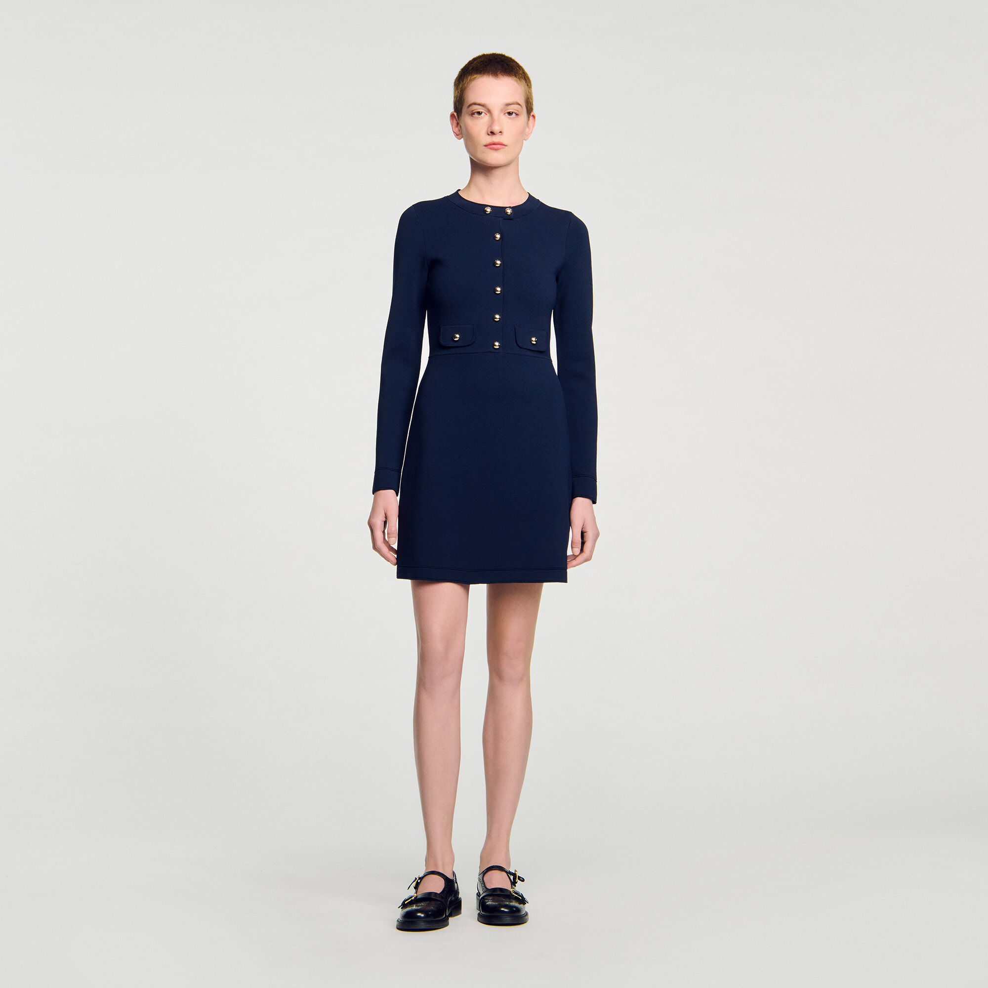 Robe courte en maille boutonnée