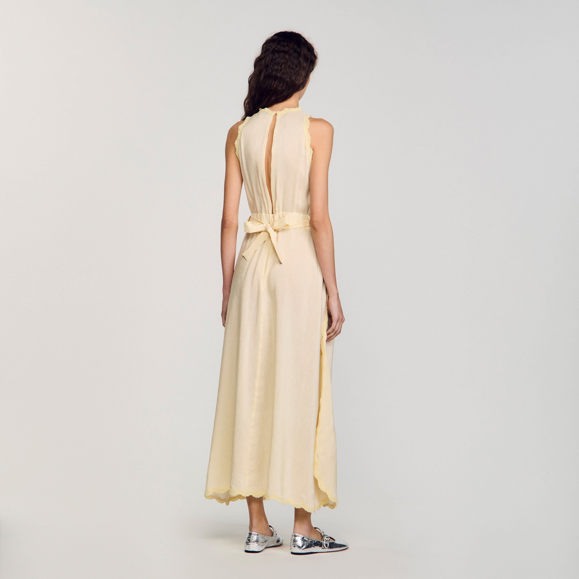 Robe longue  à détails dentelle 