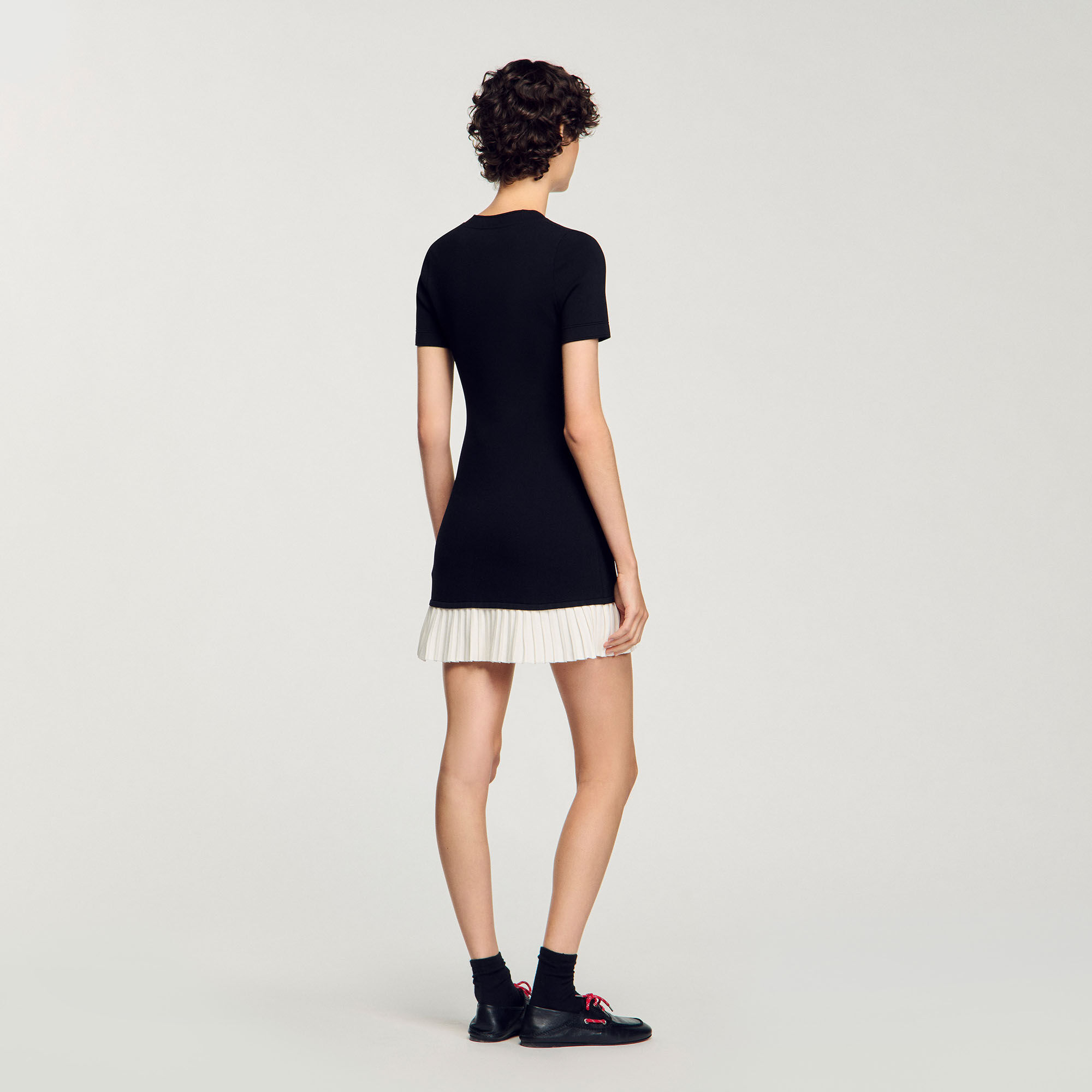 Robe courte en maille à volant