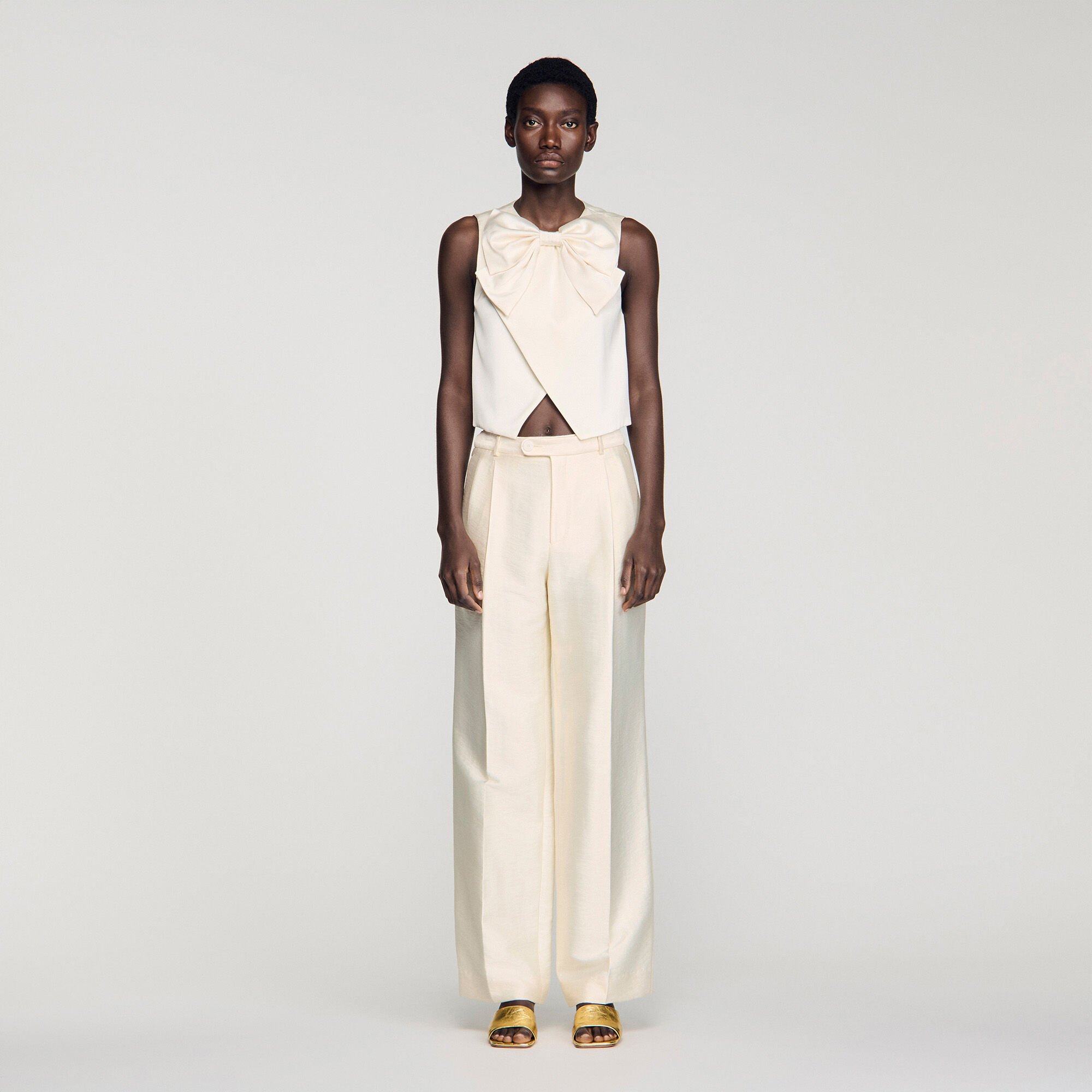 Top court satin&eacute; &agrave; n&oelig;ud