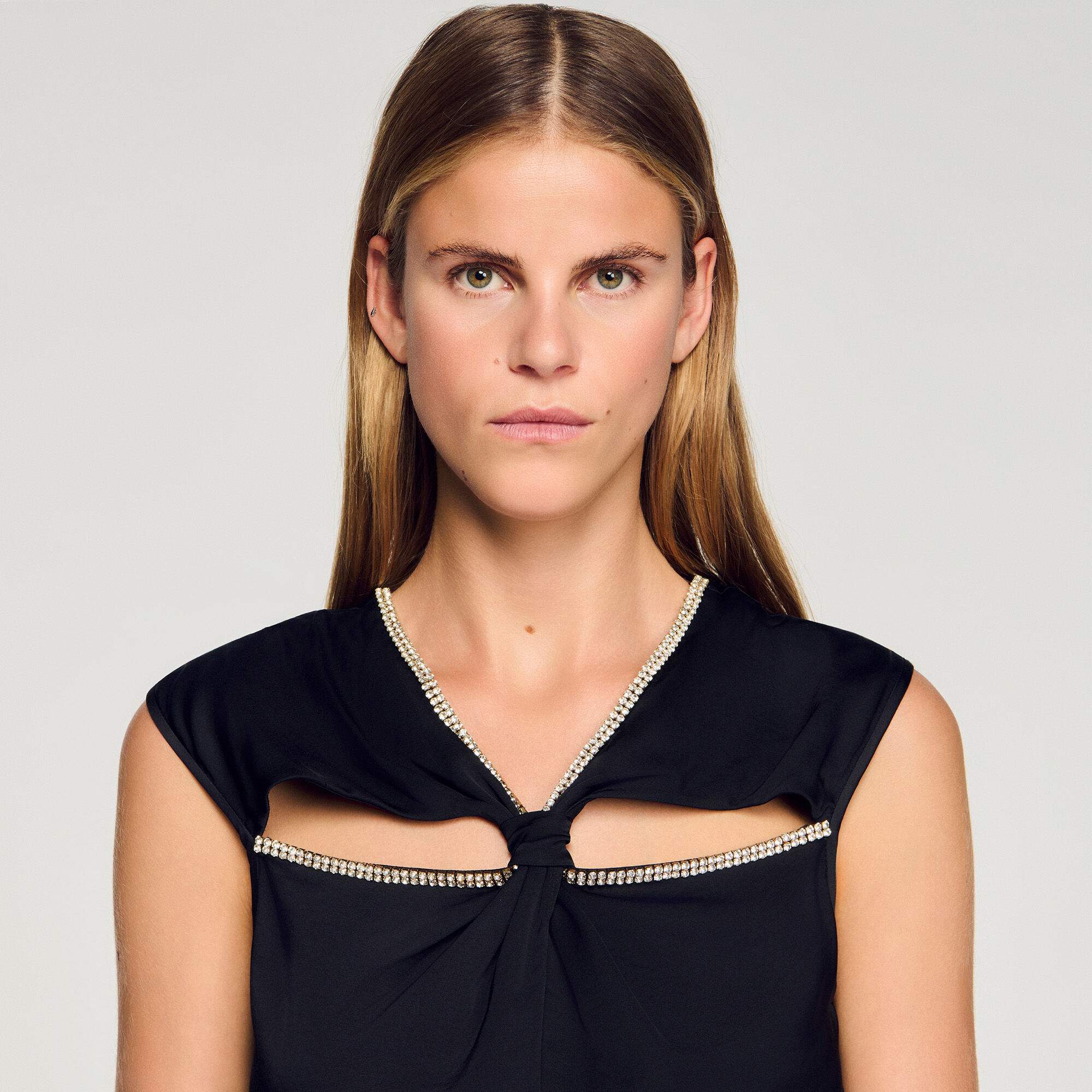 Robe longue satinée strassée