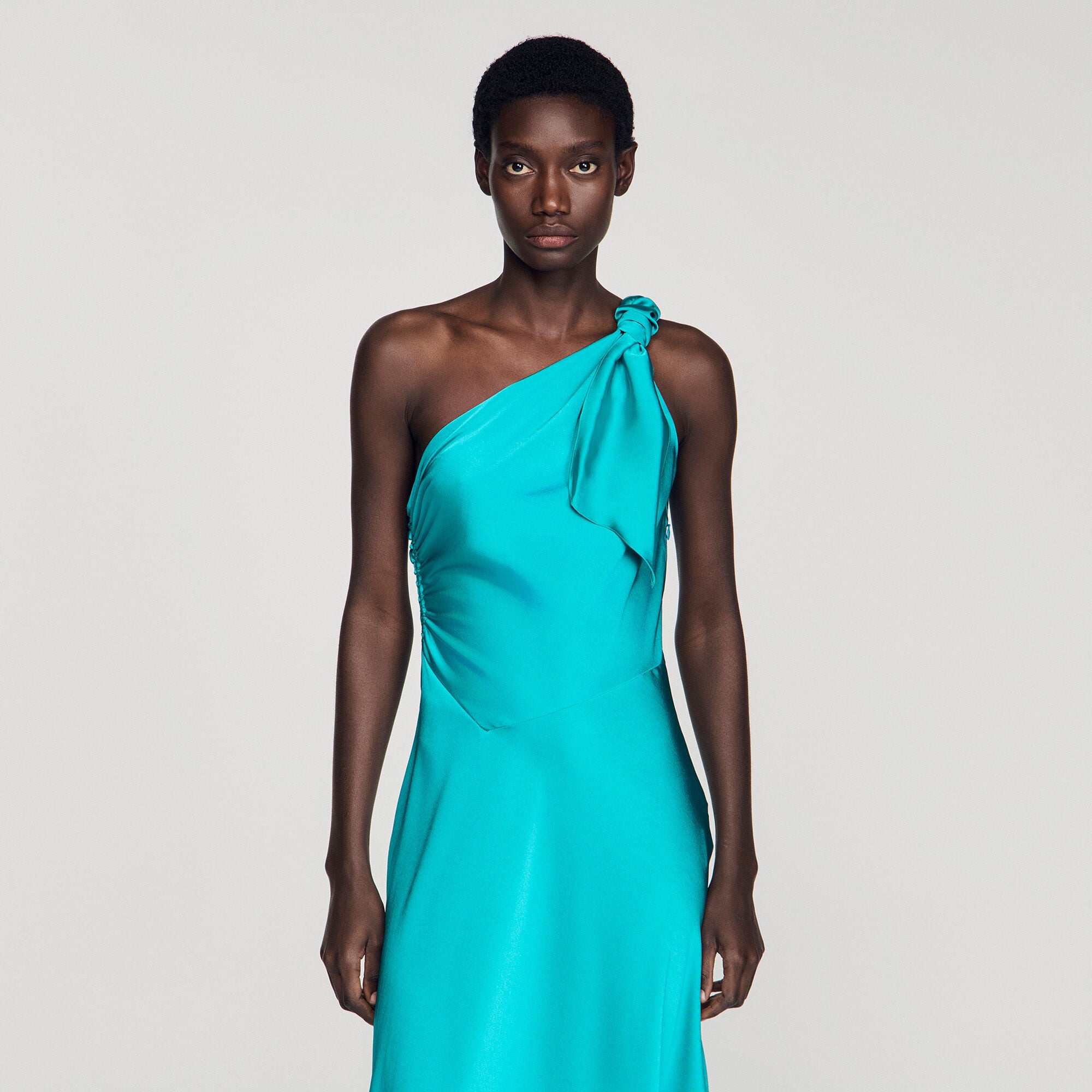 Robe longue satin&eacute;e &agrave; n&oelig;ud