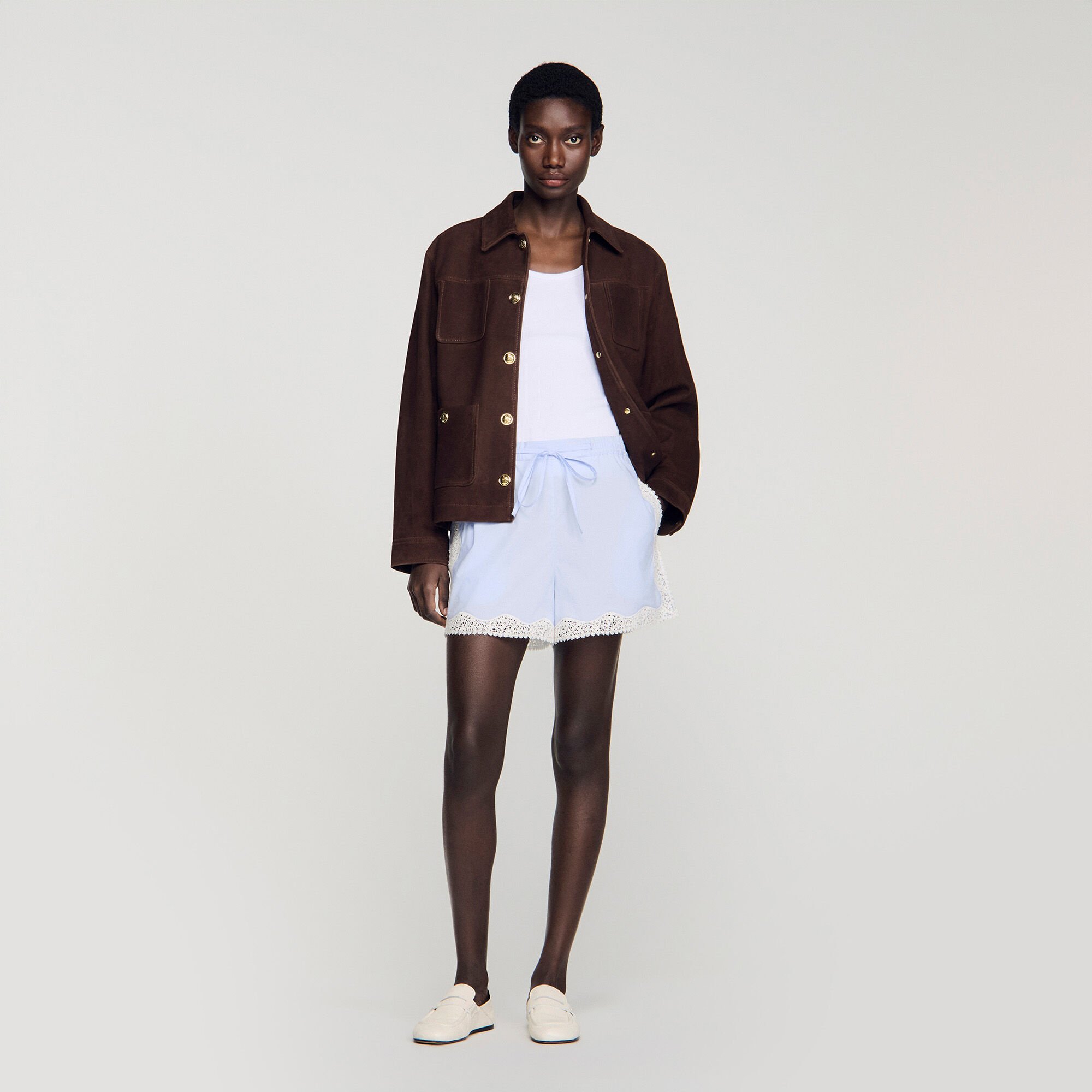 Short &agrave; d&eacute;tails dentelle