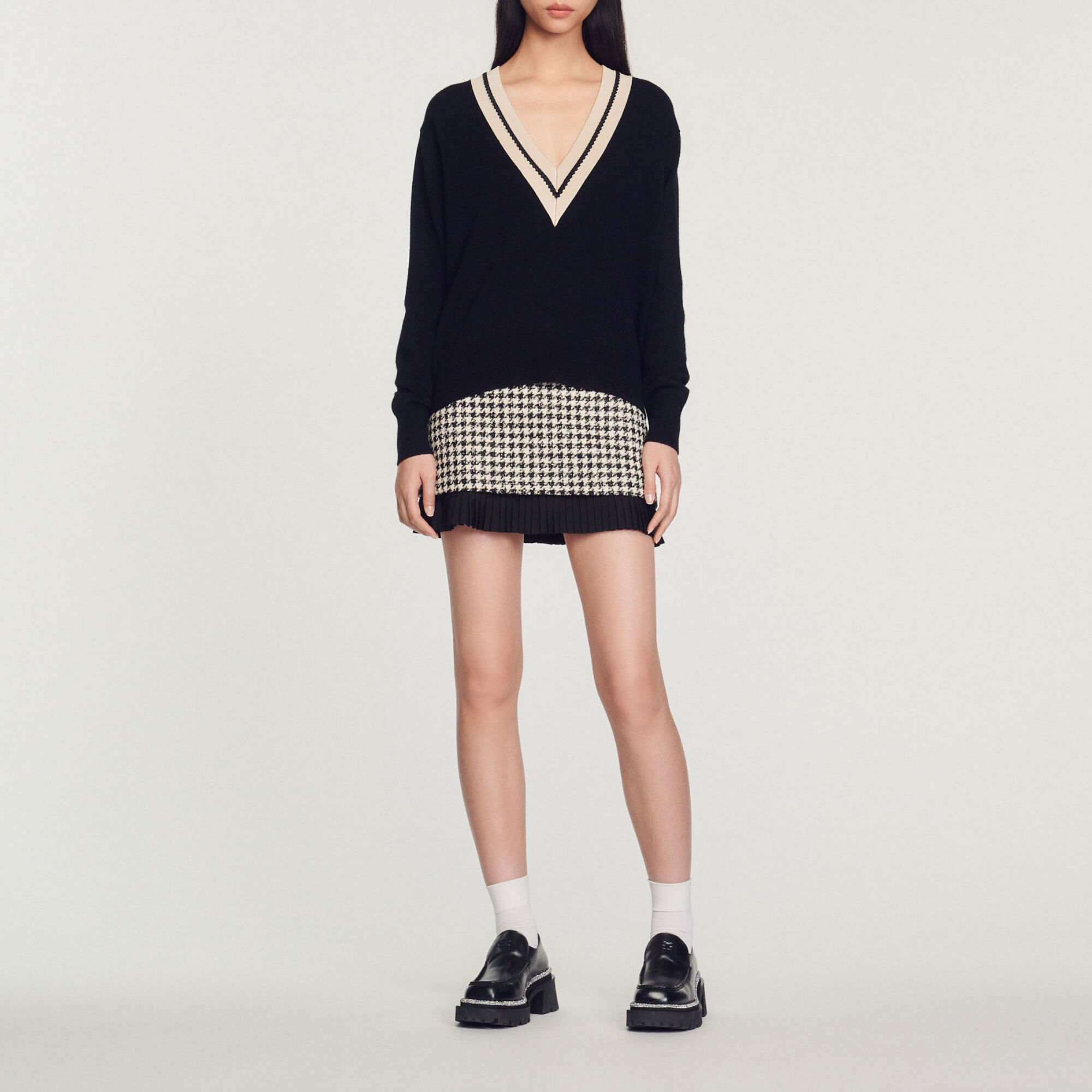 Pull au col V contrast&eacute; - Femme | Sandro Paris