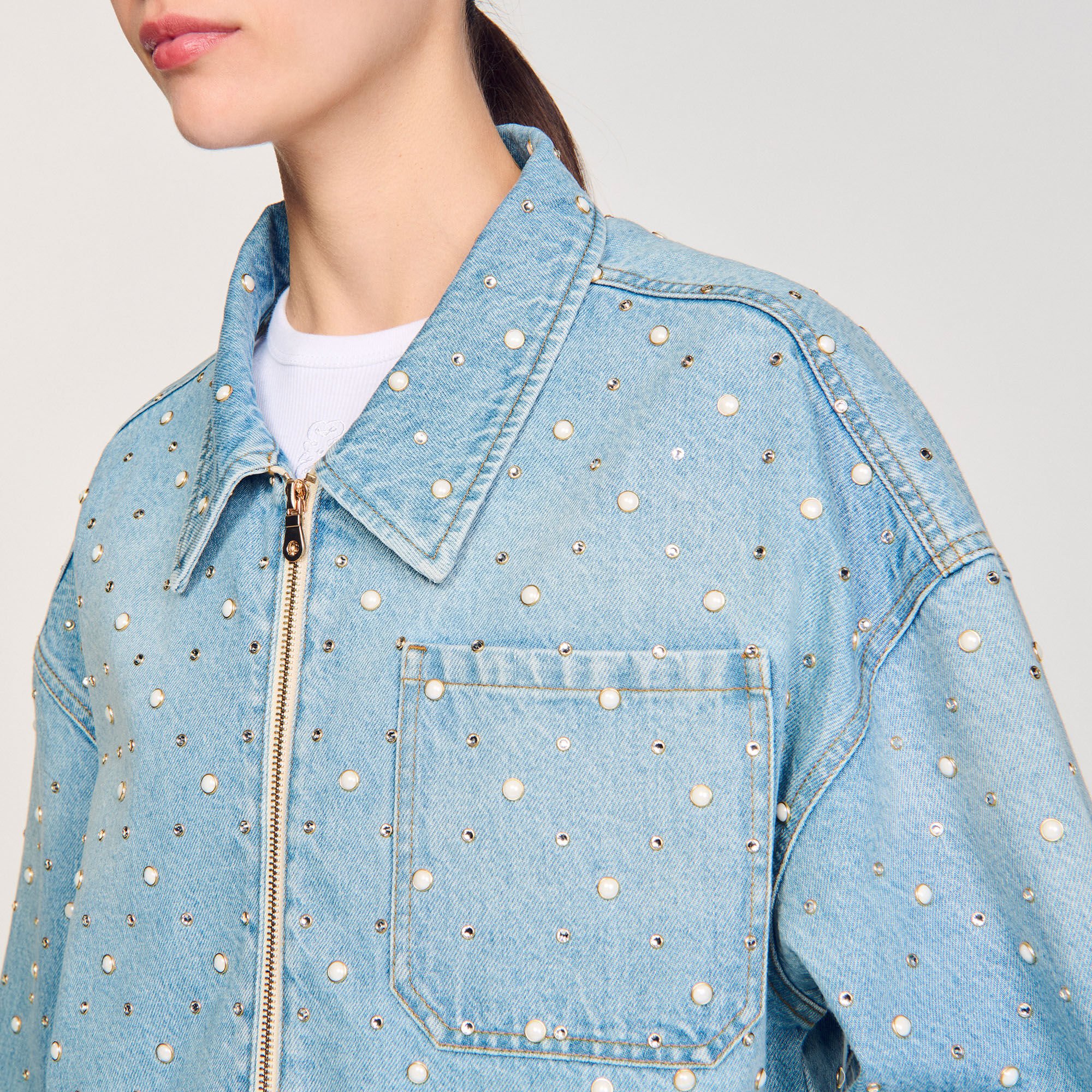Blouson en jean strassé et perlé