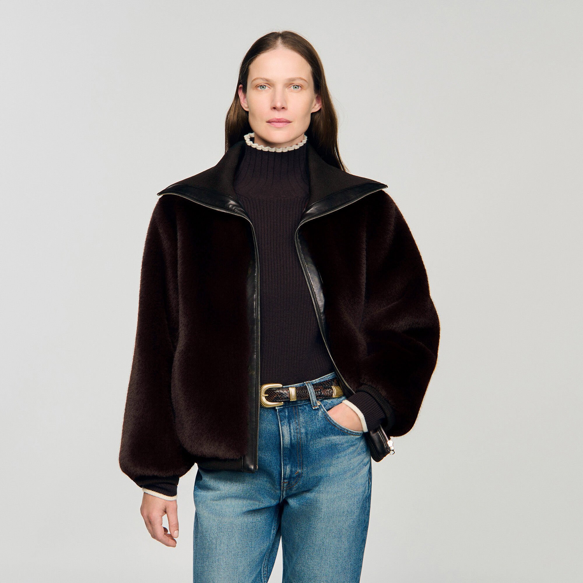 Manteau court en fausse fourrure  Manteau court en fausse fourrure