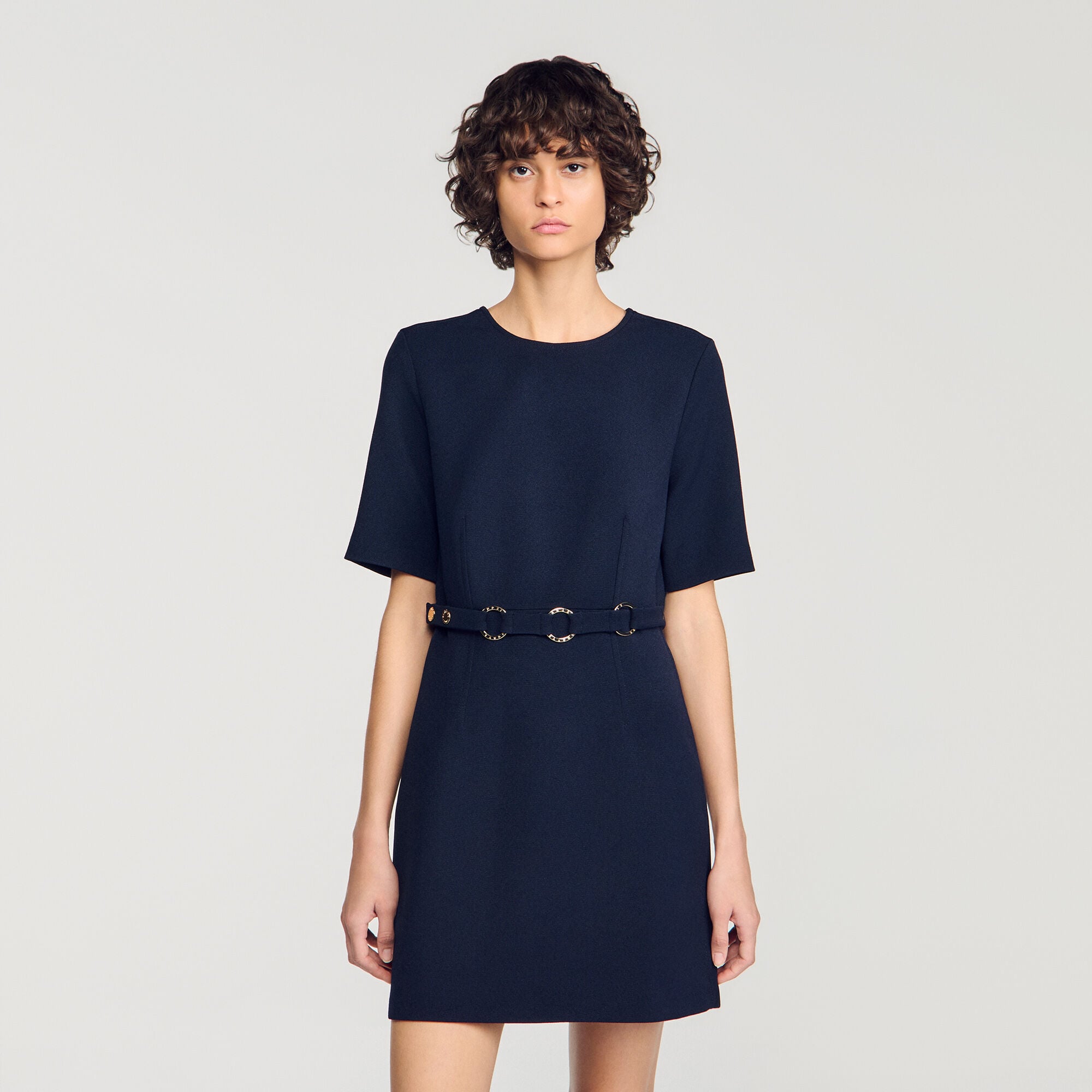 Robe courte &agrave; ceinture &agrave; anneaux