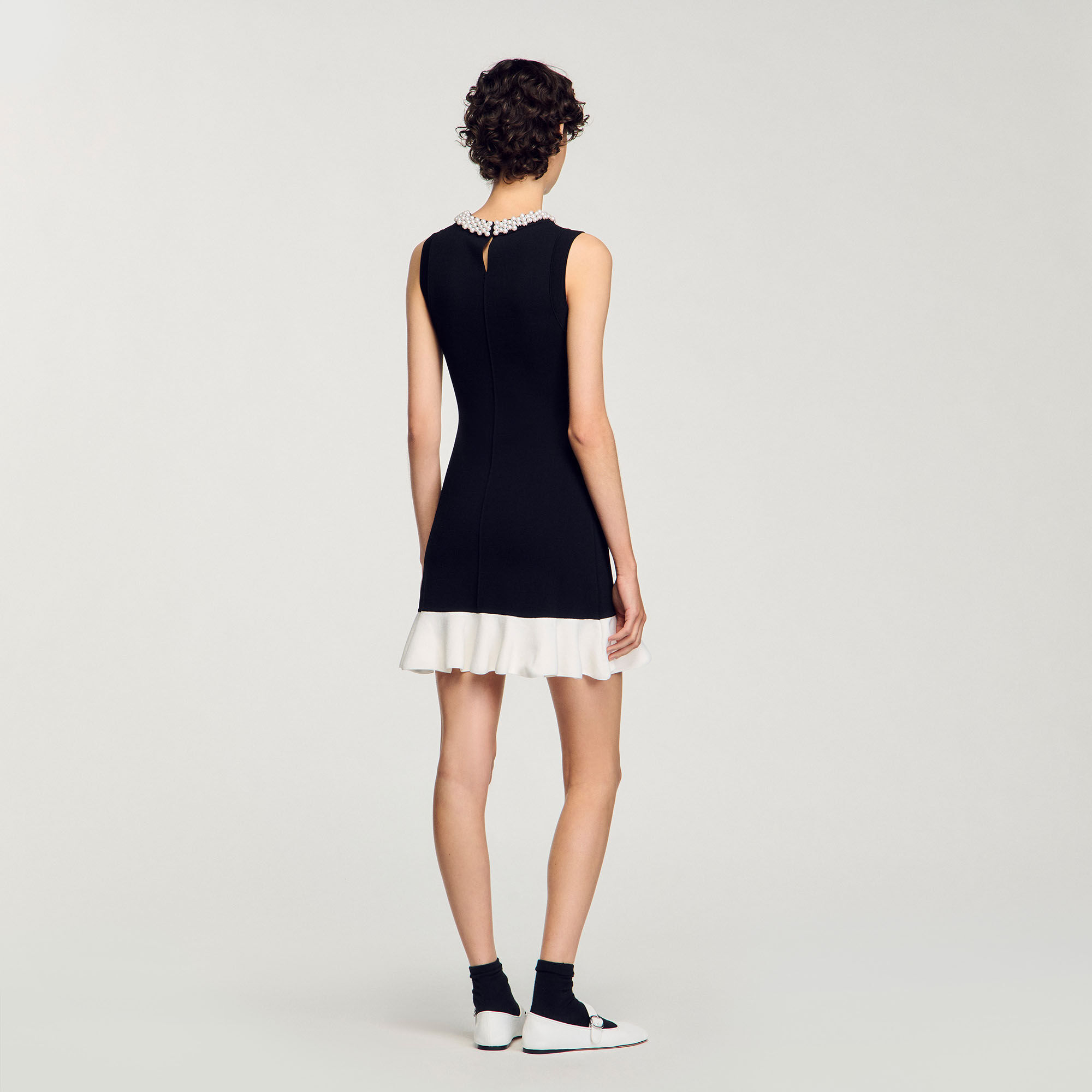 Robe courte en maille à col perlé