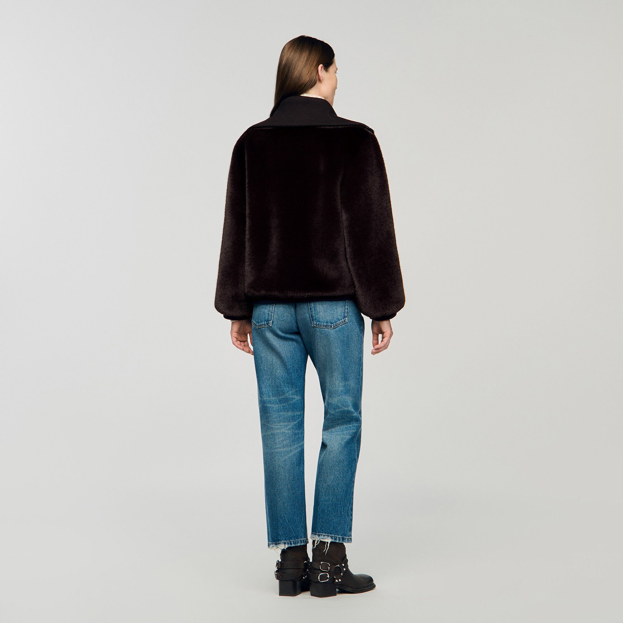 Manteau court en fausse fourrure  Manteau court en fausse fourrure