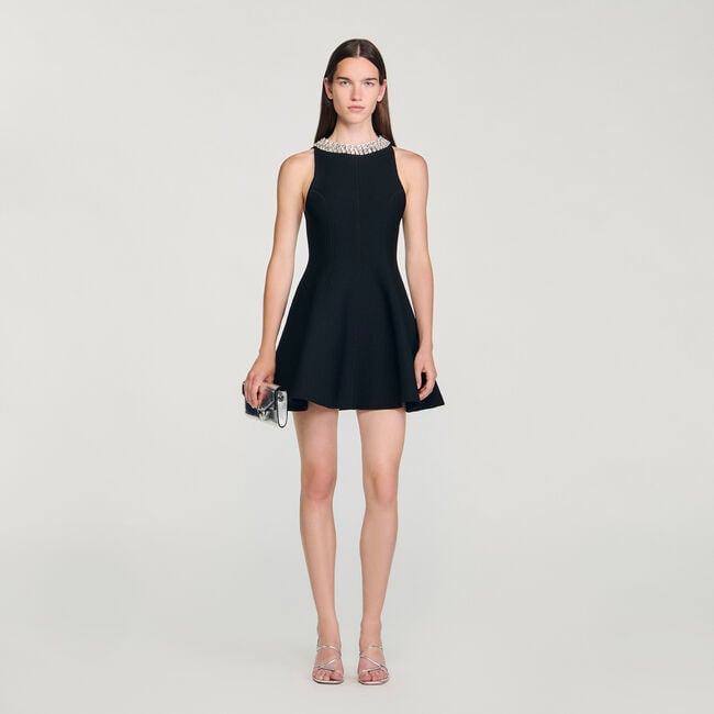 Robe courte à col perlé