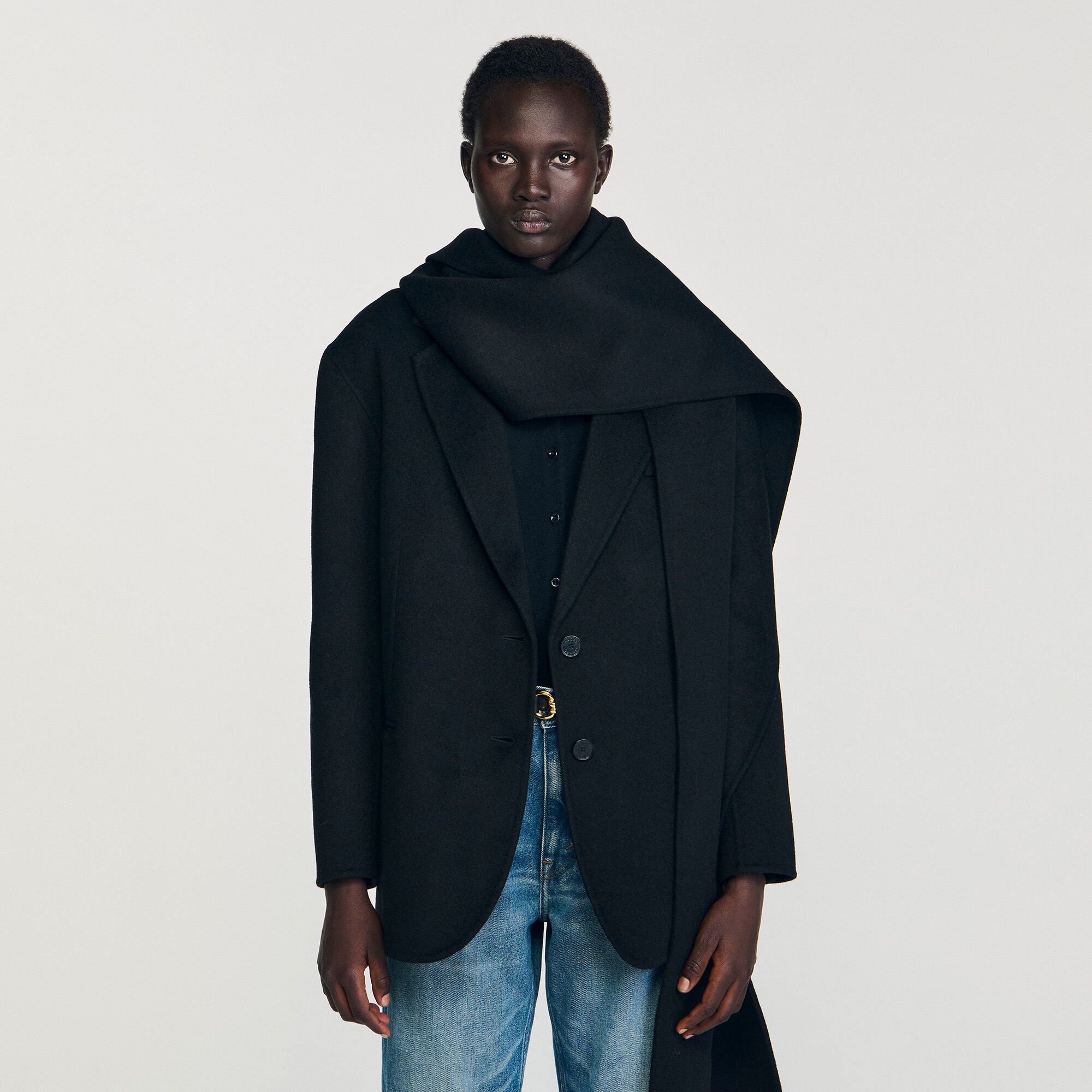 Manteau court à écharpe intégrée