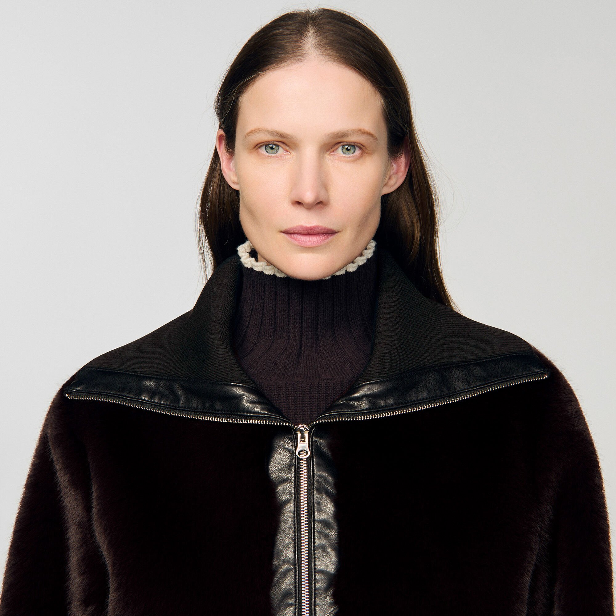 Manteau court en fausse fourrure  Manteau court en fausse fourrure