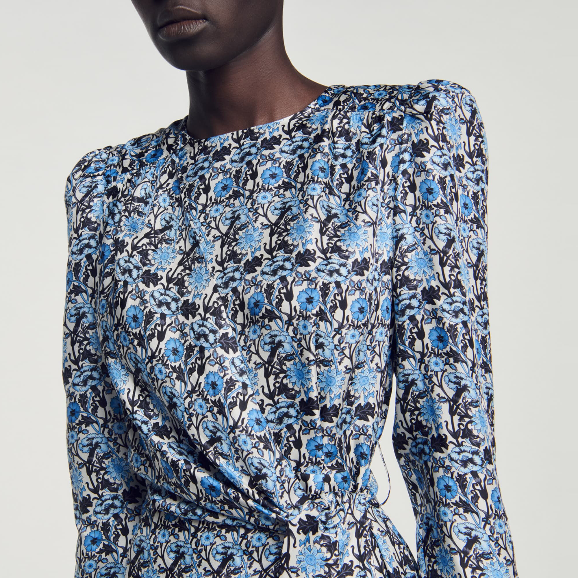 Robe longue en soie drapée