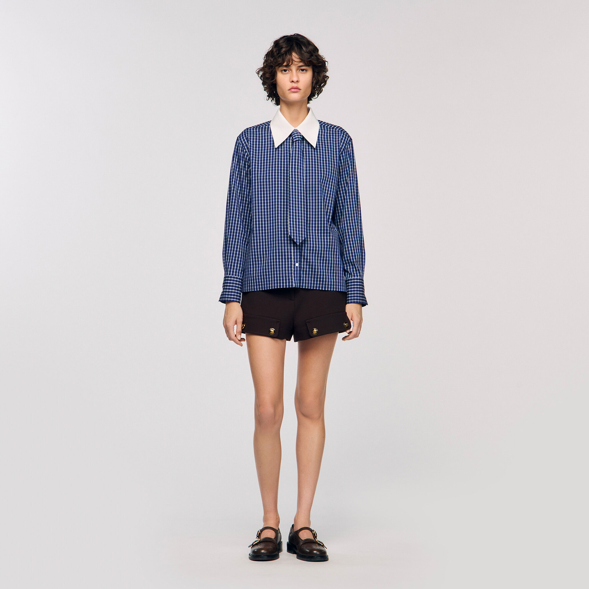 Chemise à carreaux et cravate