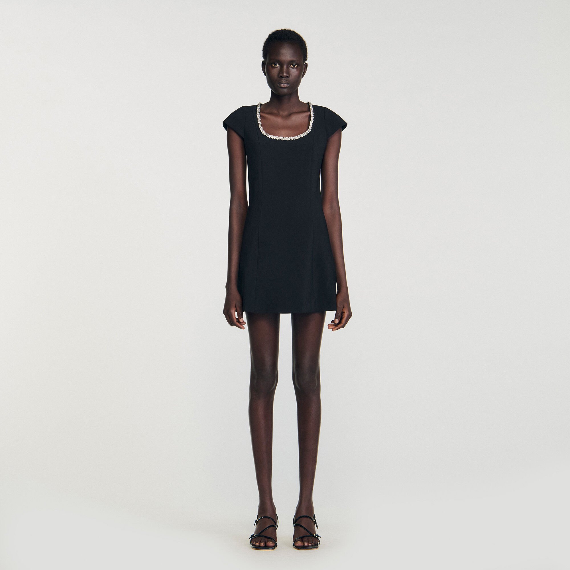 Robe courte à col strassé