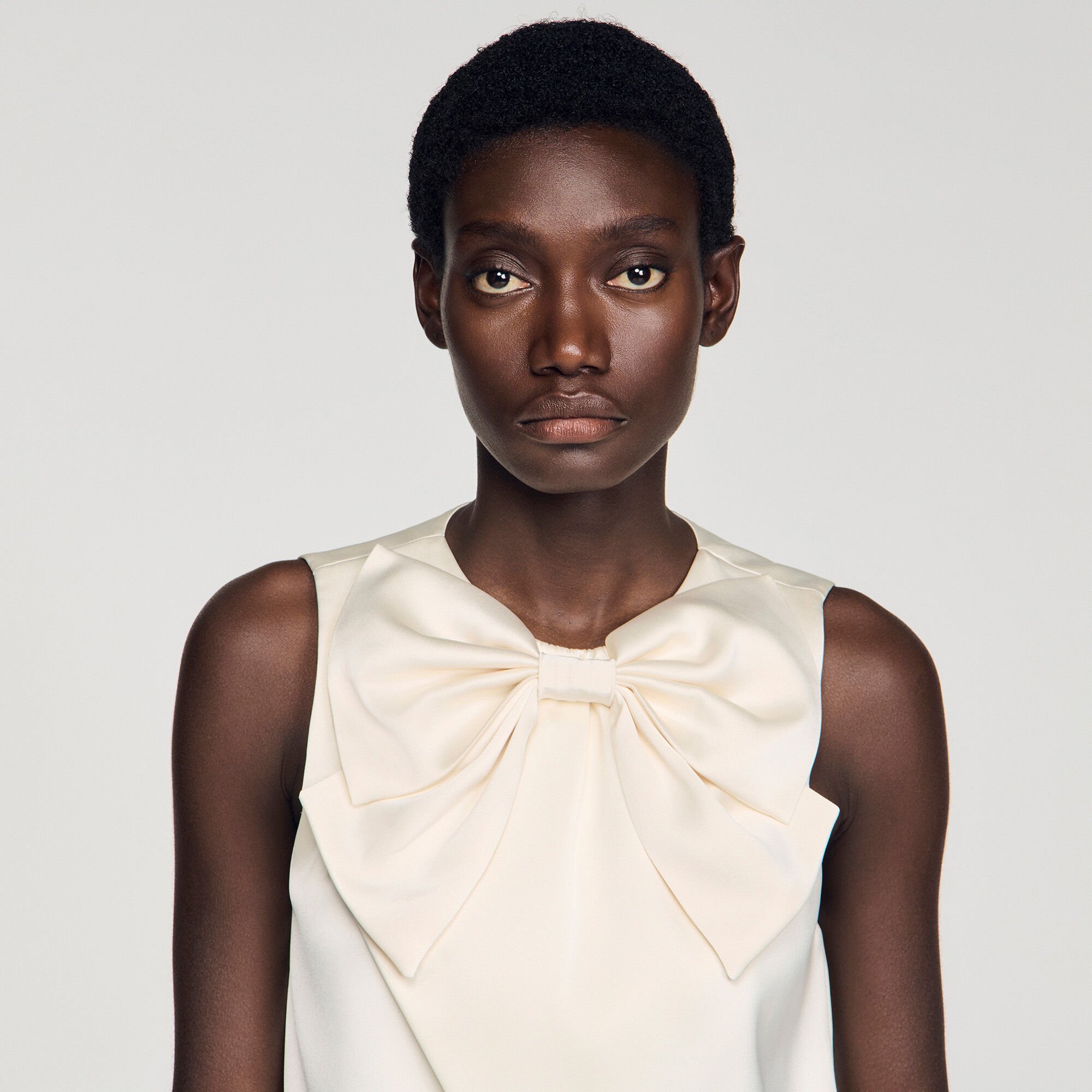 Top court satin&eacute; &agrave; n&oelig;ud