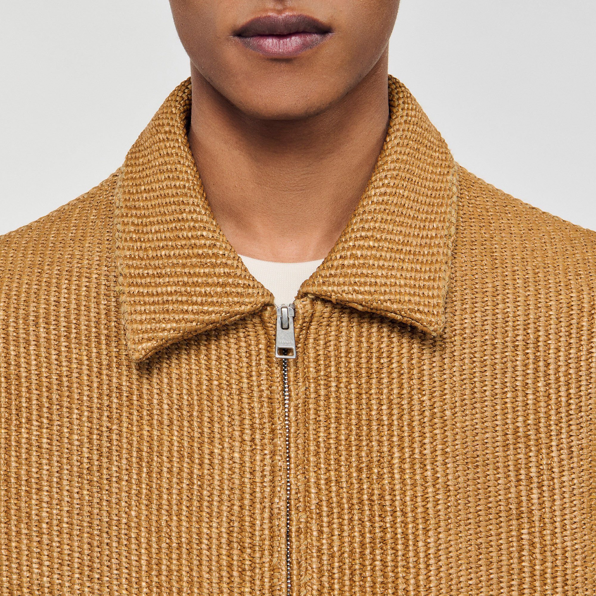 Blouson en raphia tressé