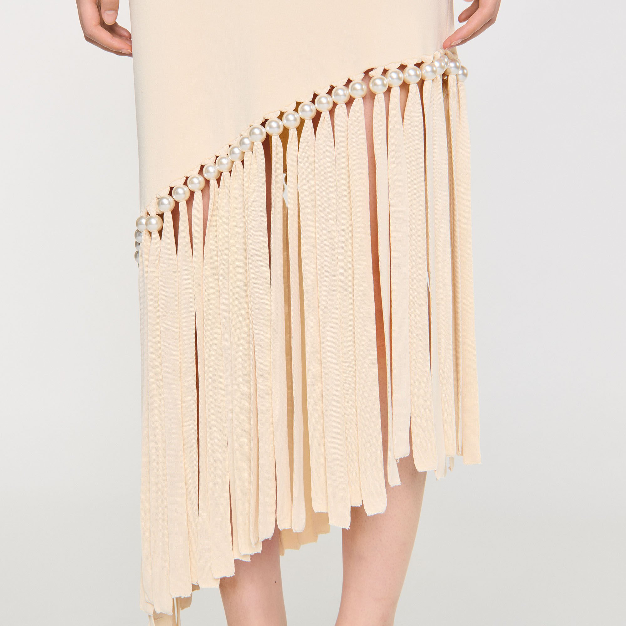 Robe midi en maille frangée et perlée