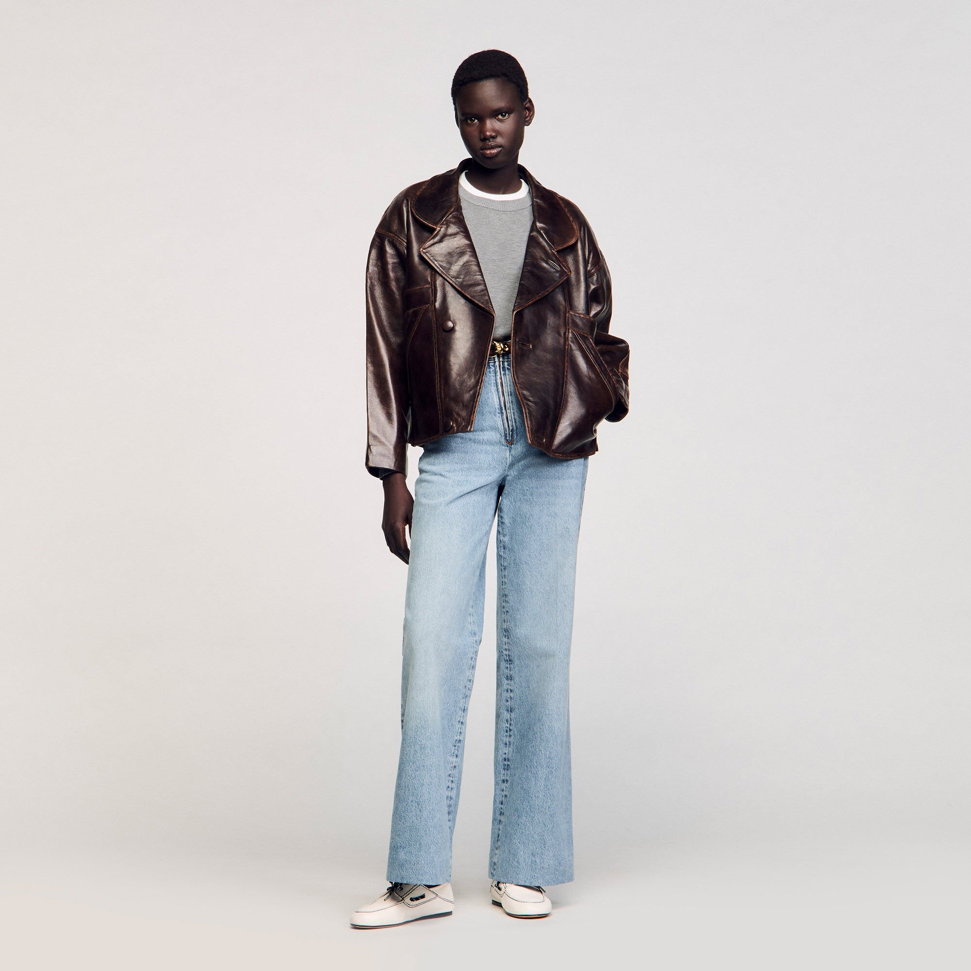 Pull en maille avec encolure brodée