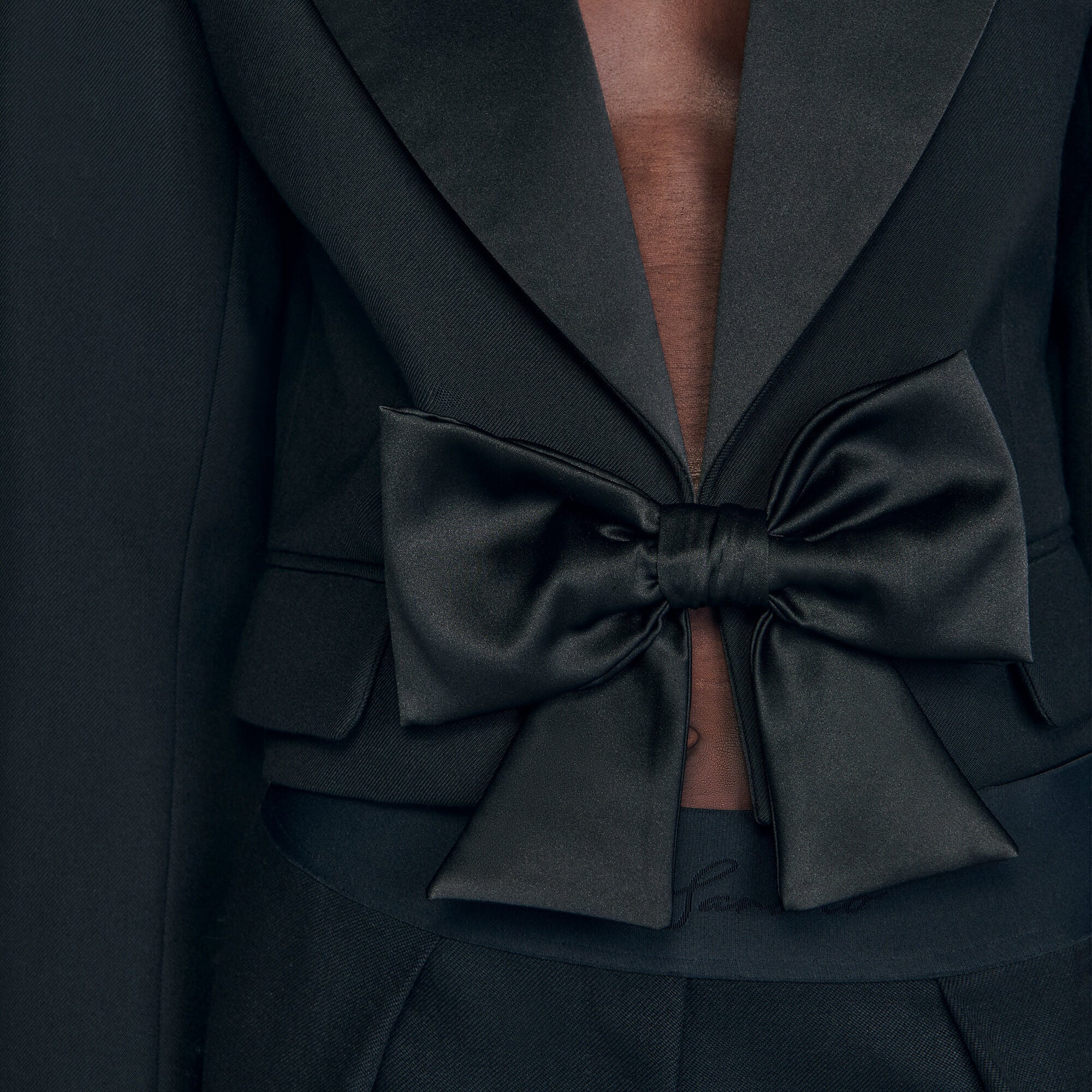 Veste courte &agrave; n&oelig;ud satin&eacute; - Femme | Sandro Paris