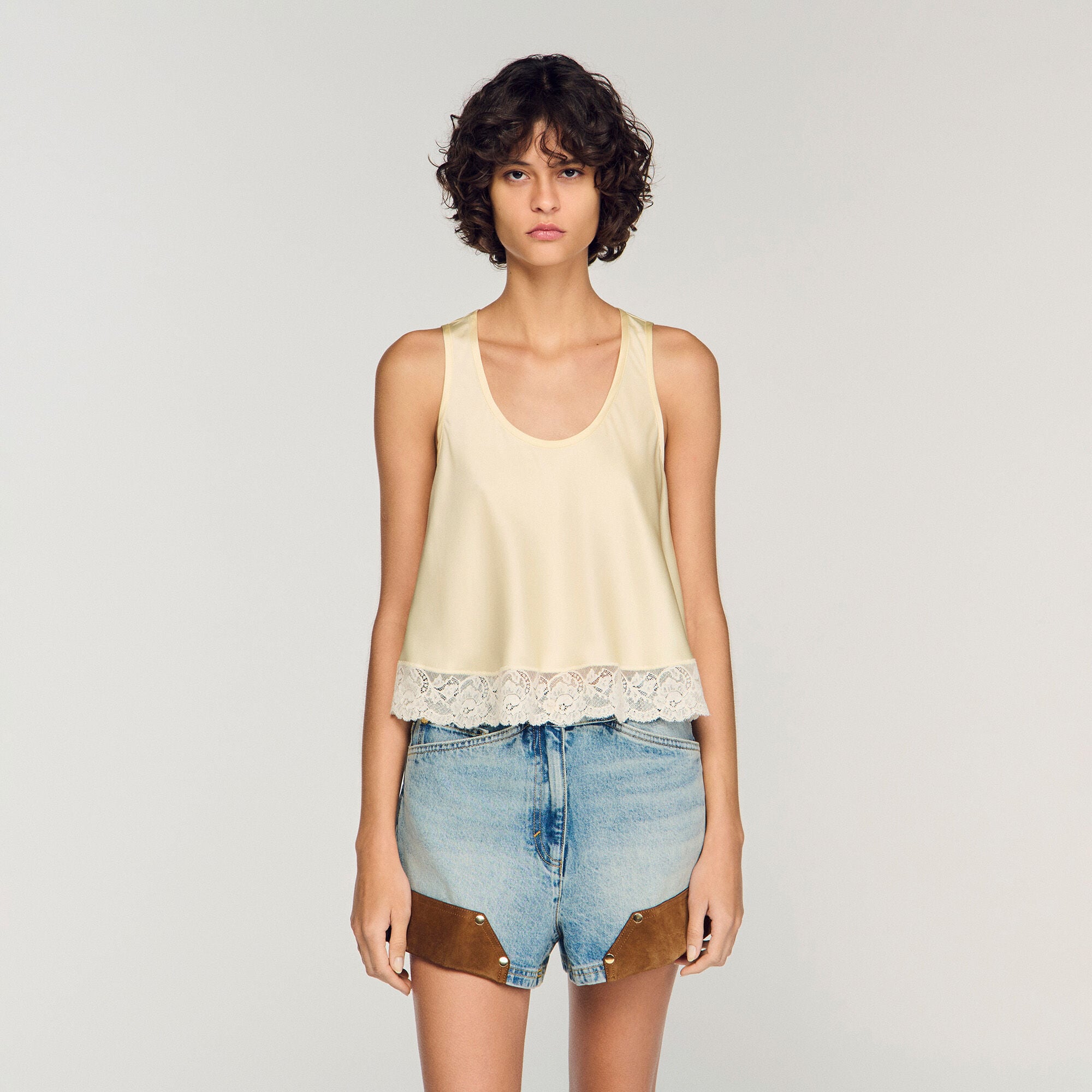 Top satin&eacute; &agrave; galon de dentelle
