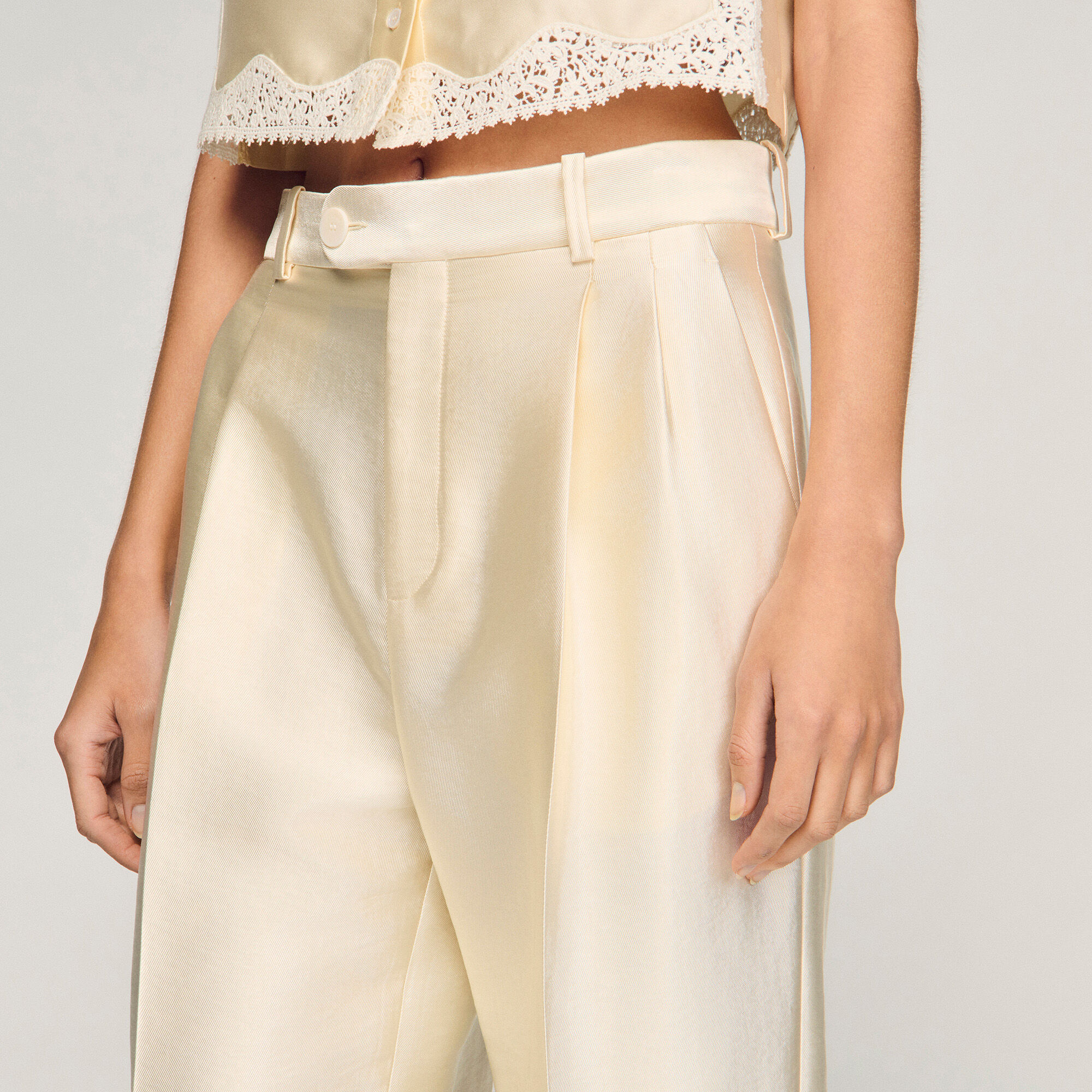 Pantalon satin&eacute; 