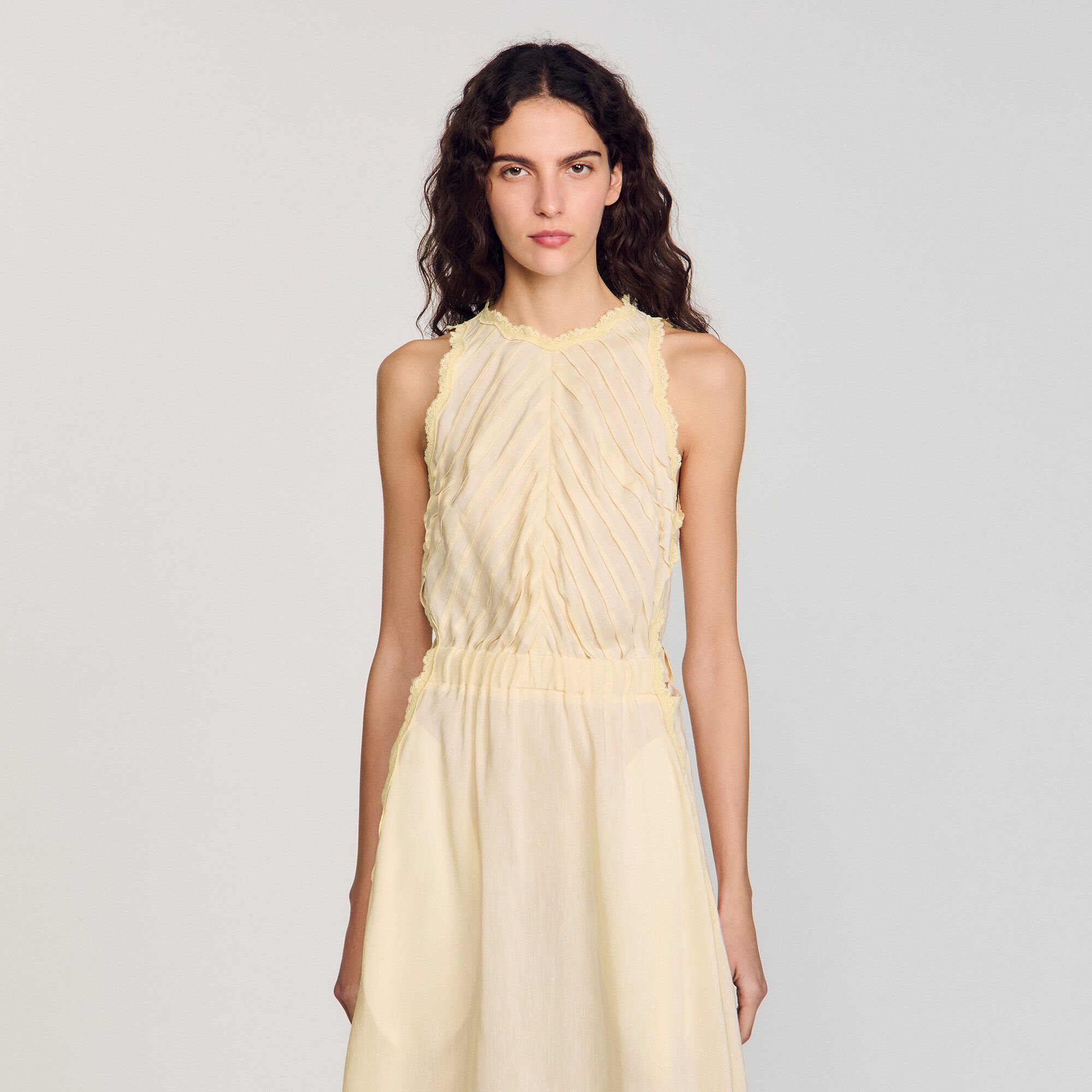 Robe longue  à détails dentelle 