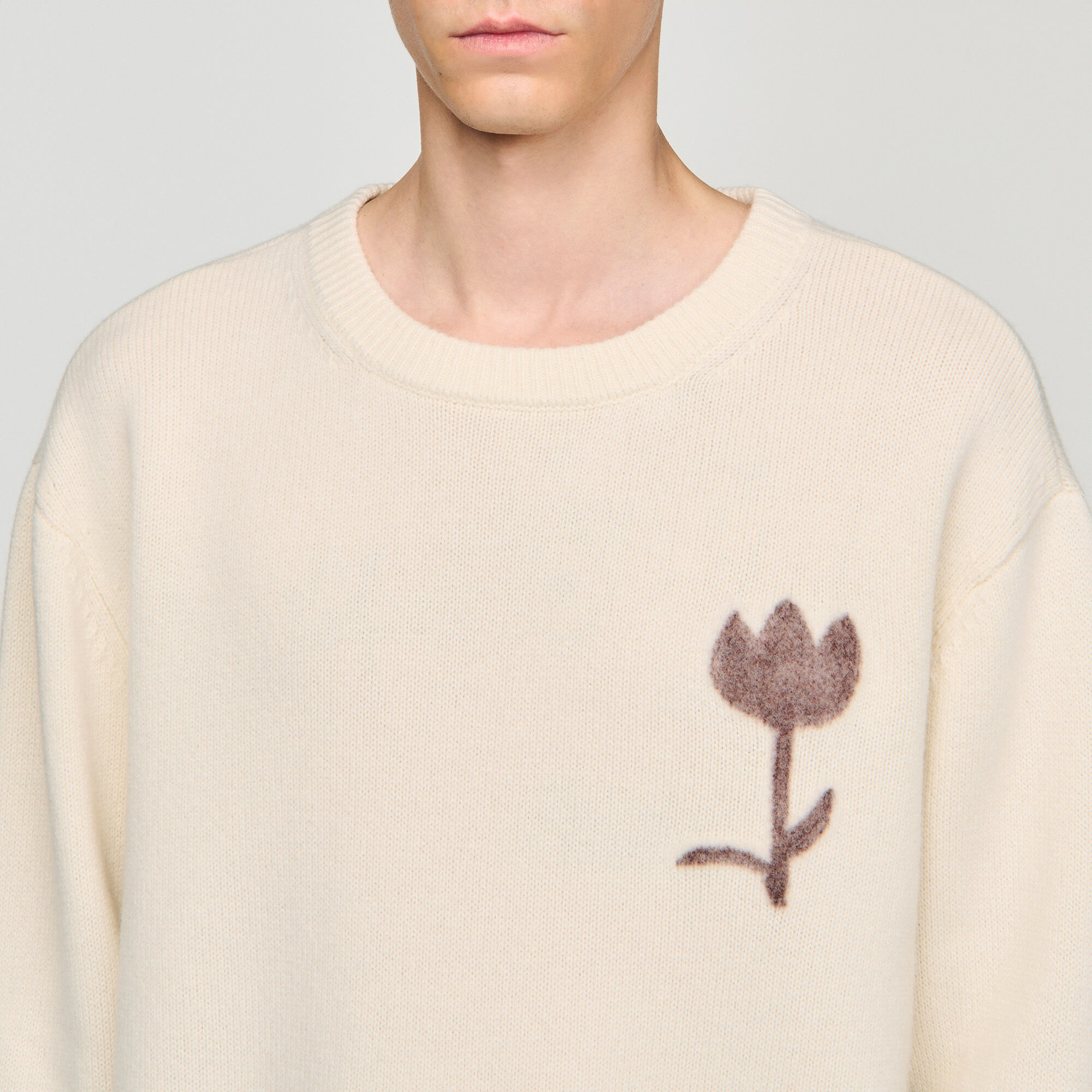 Pull en laine à détail fleur