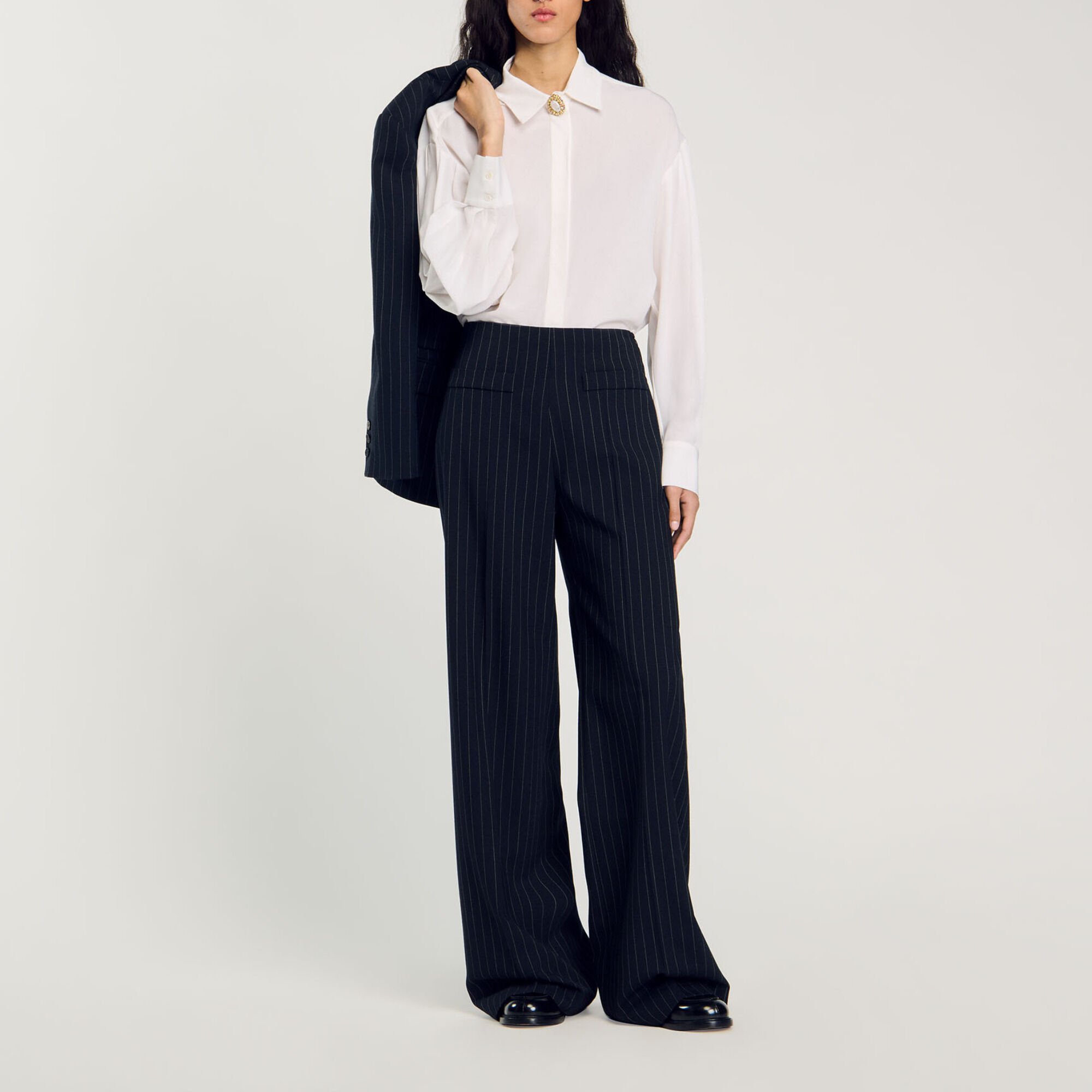 Chemise fluide en soie à bouton bijou