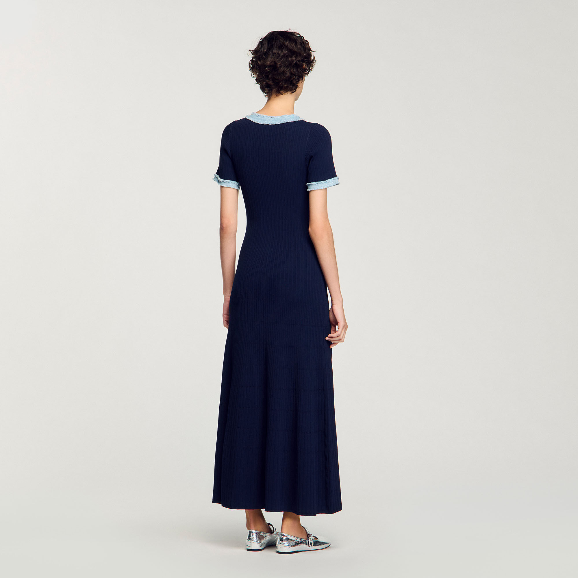 Robe longue en maille à détails denim
