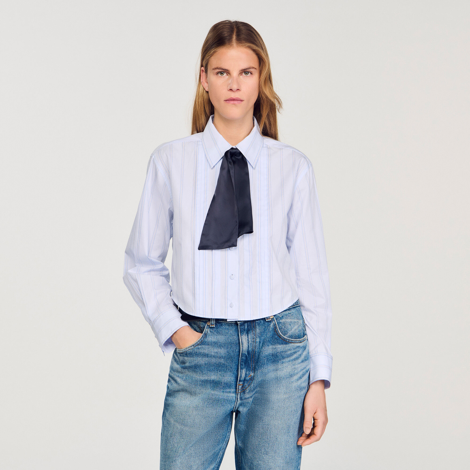 Chemise courte à cravate amovible