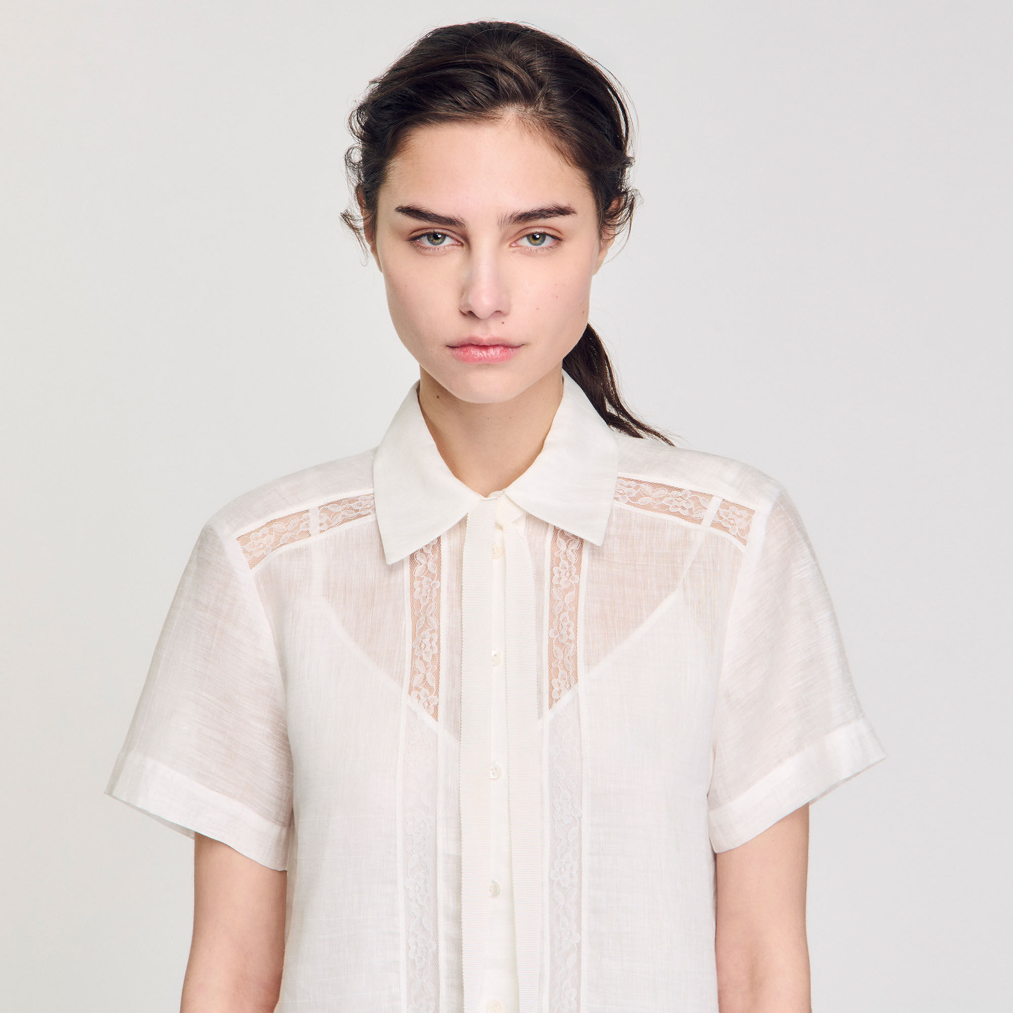 Robe courte à détails dentelle 