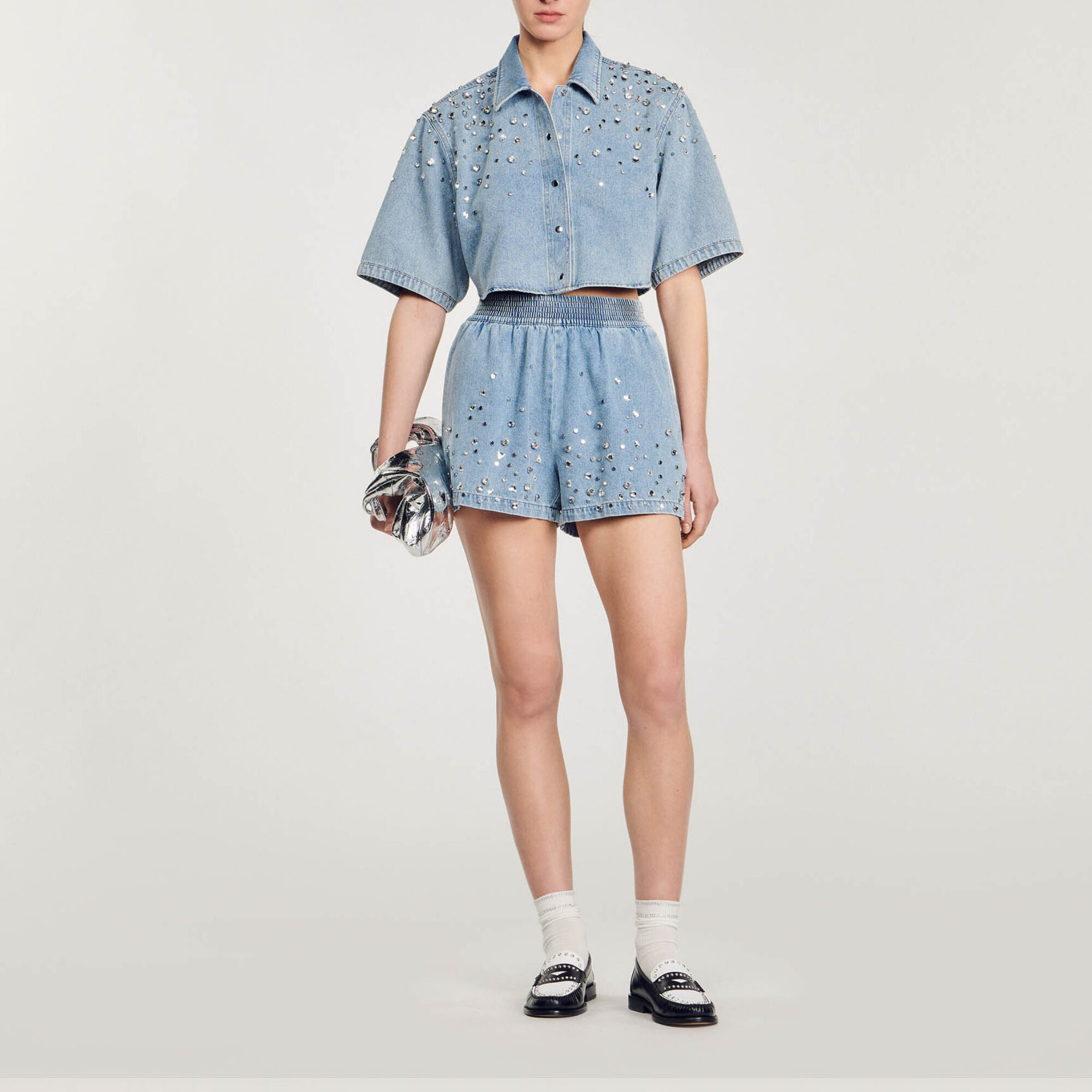 Short large en denim orné de strass