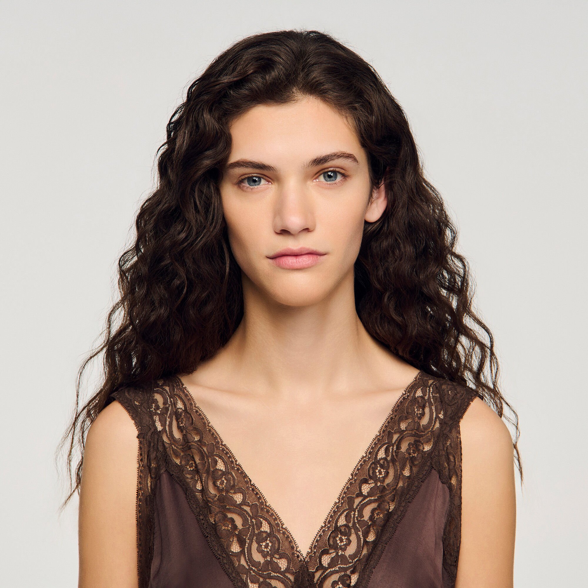 Robe longue &agrave; col dentelle