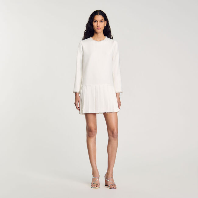 Robe courte perlée en satin 