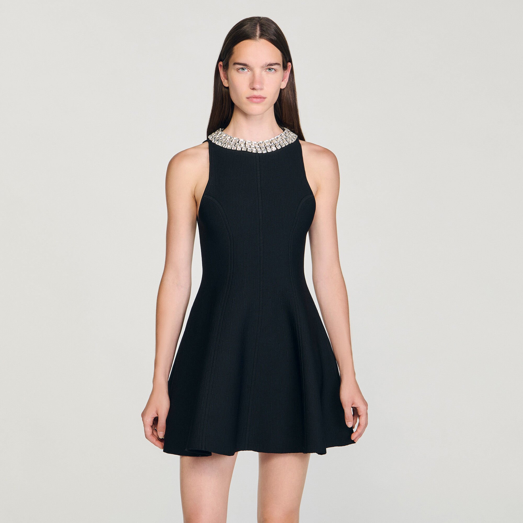 Robe courte à col perlé