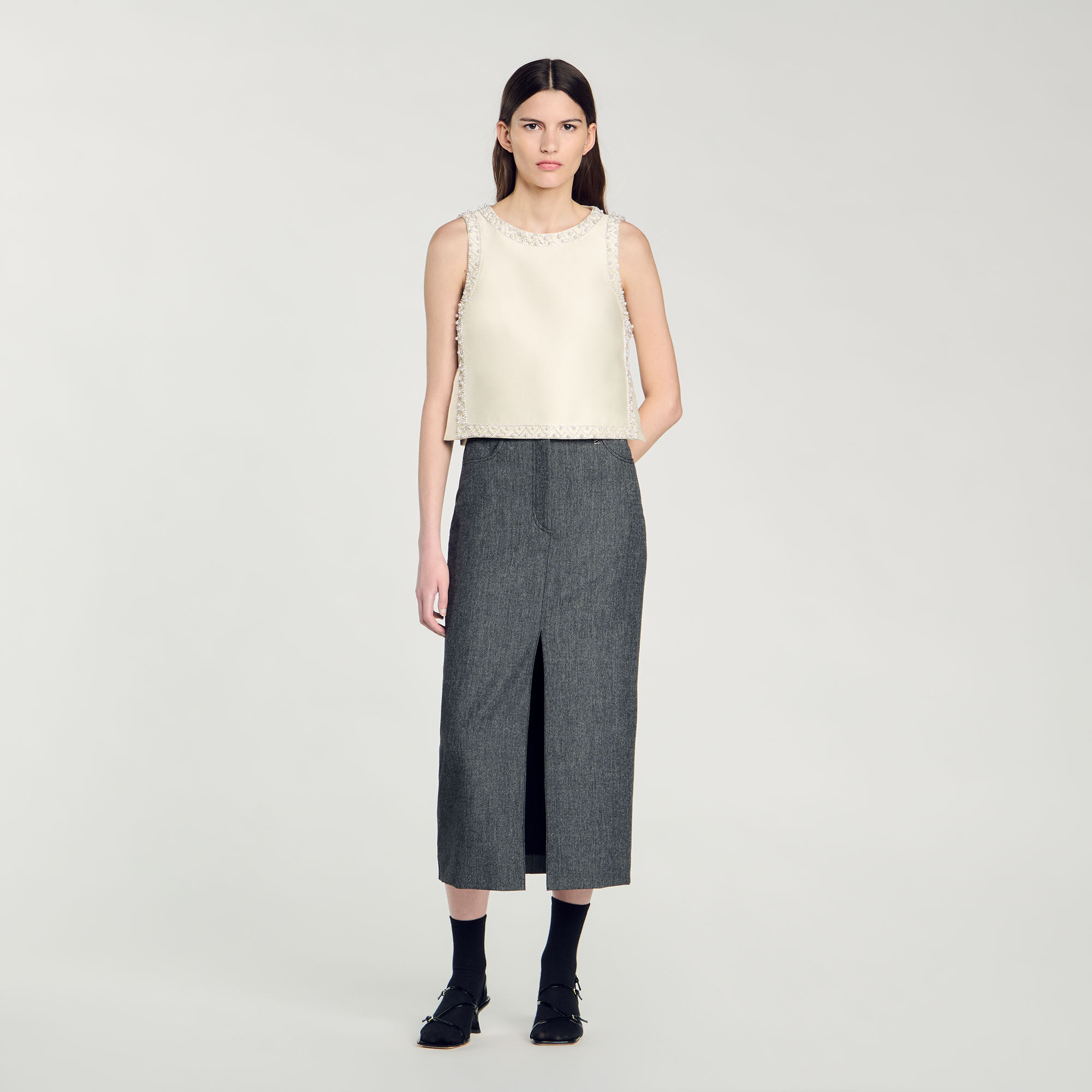 Top en satin orné de strass