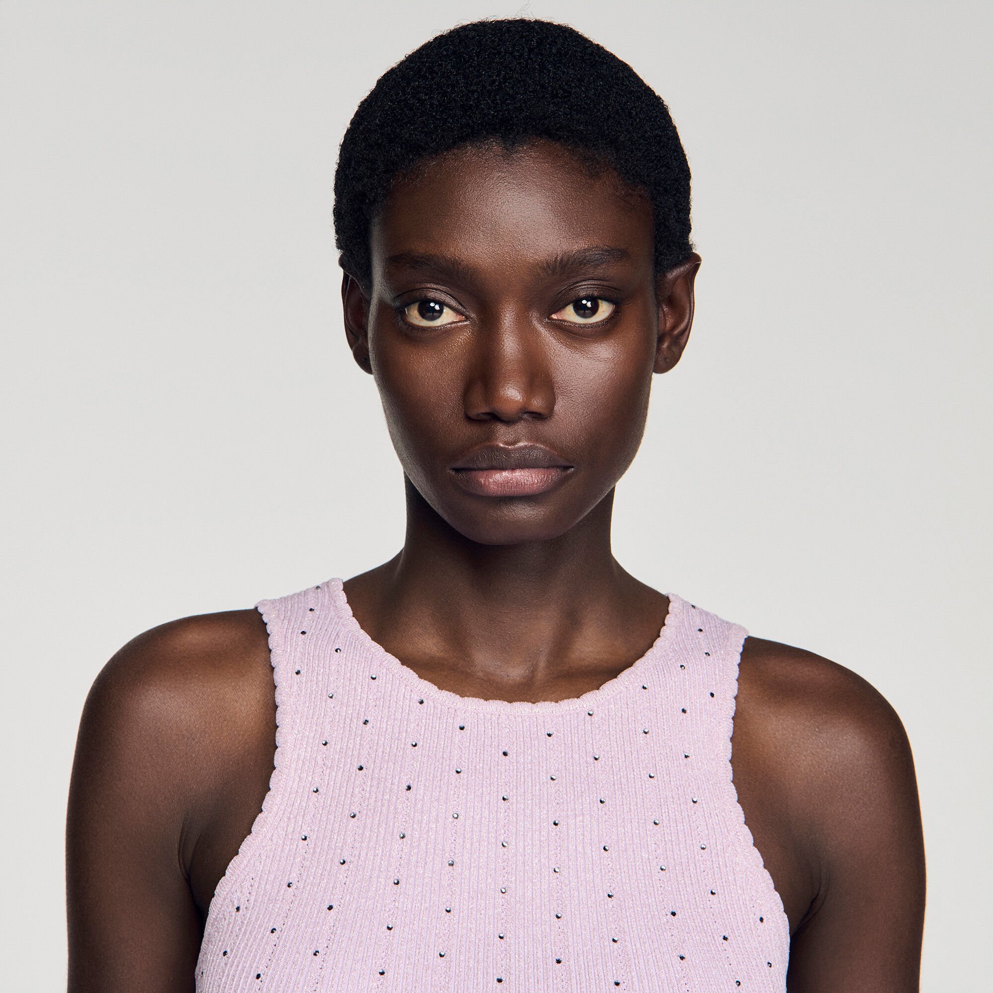 Pull court en maille strass&eacute;