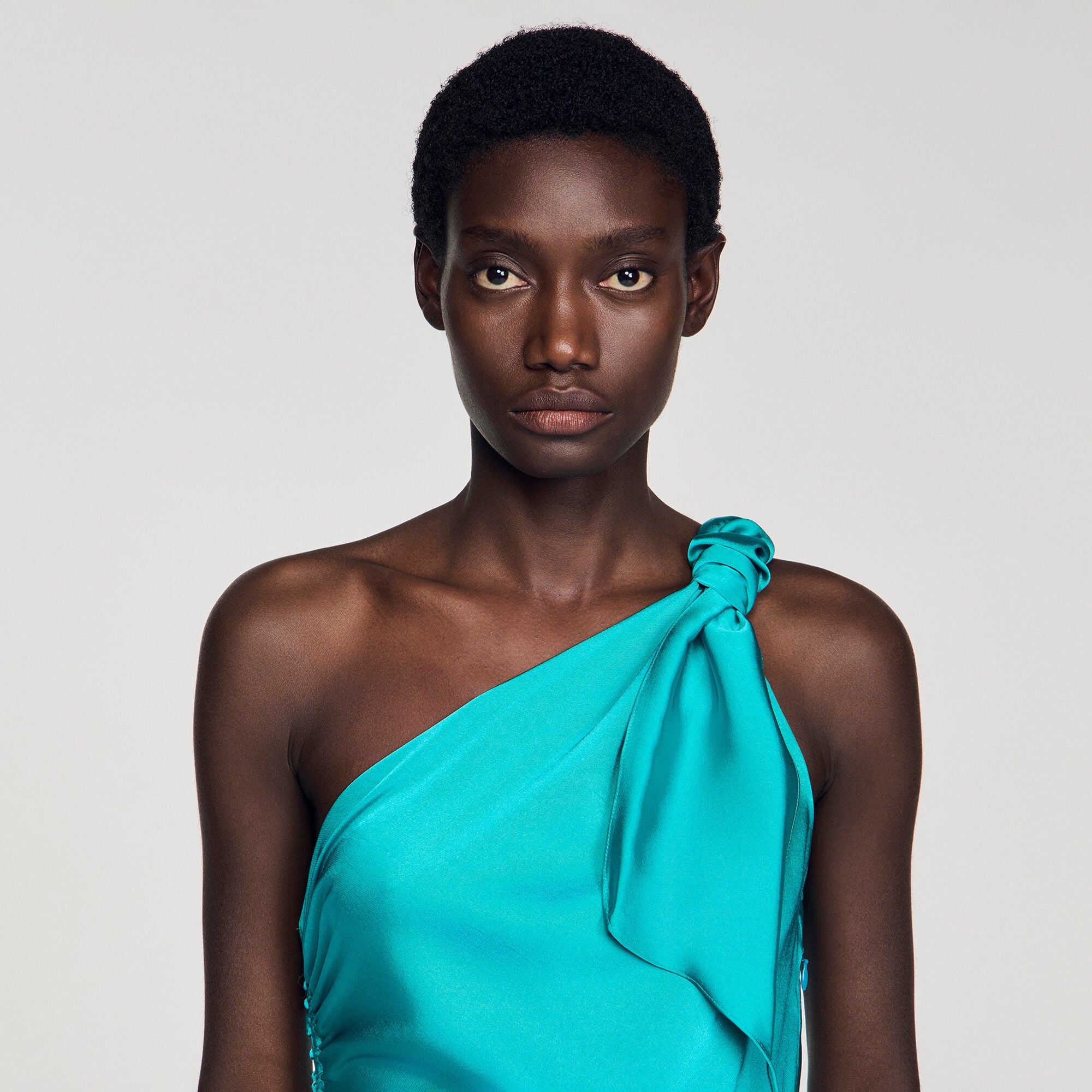 Robe longue satin&eacute;e &agrave; n&oelig;ud