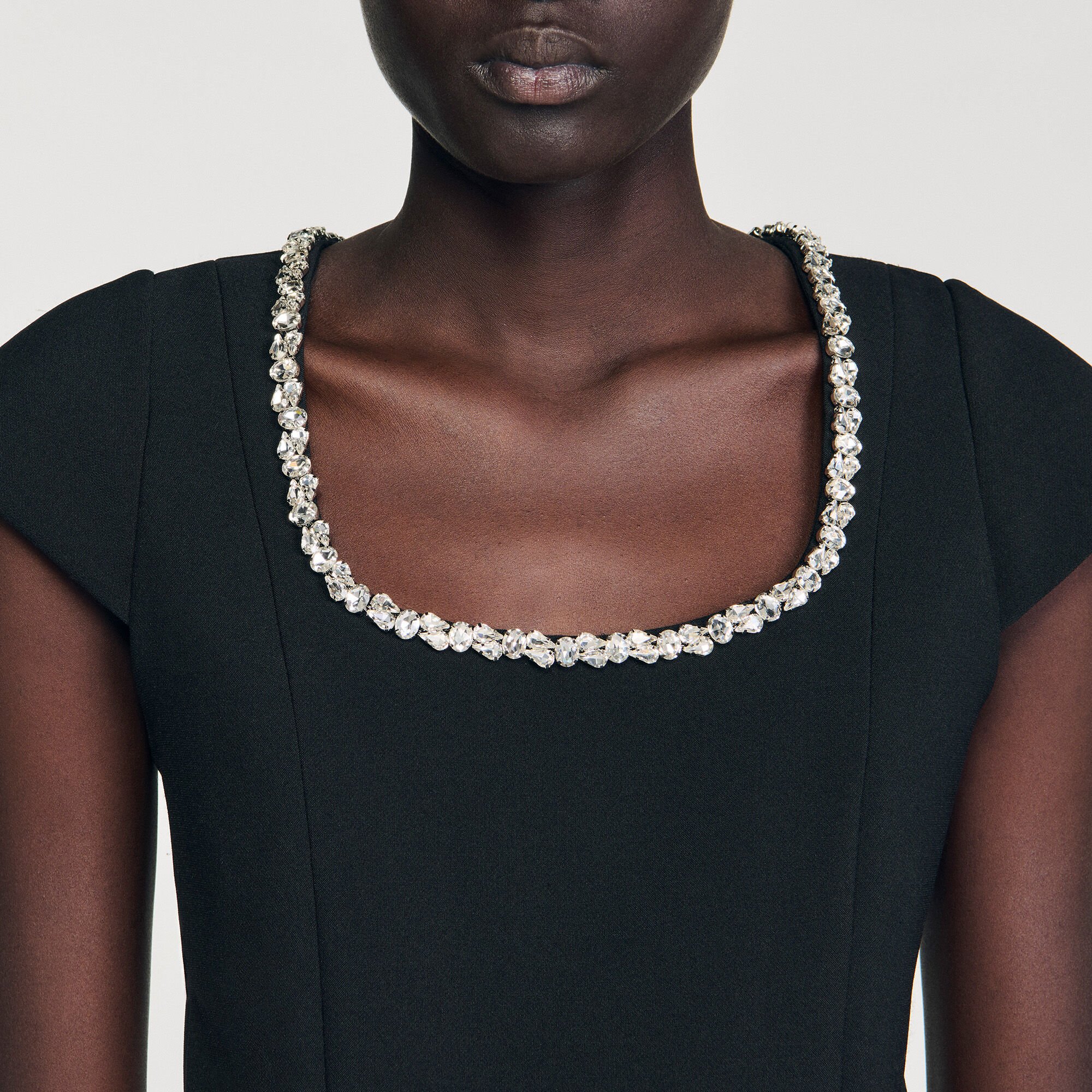 Robe courte à col strassé