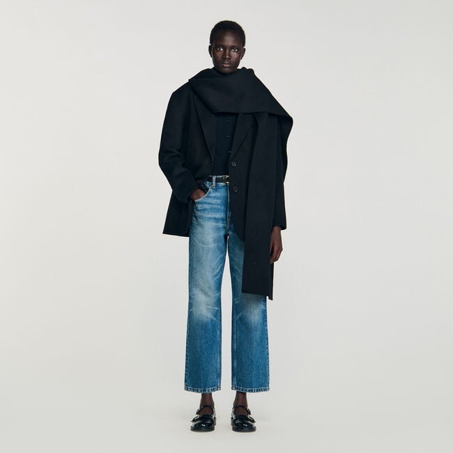 Manteau court à écharpe intégrée