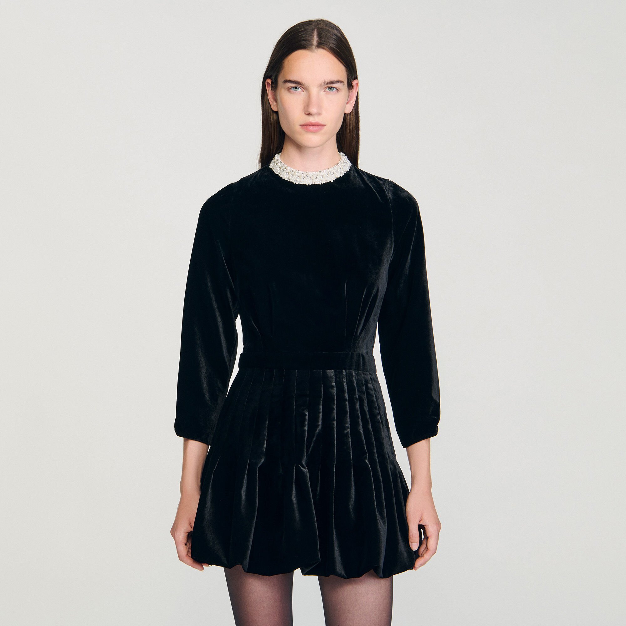 Robe courte en velours perlée