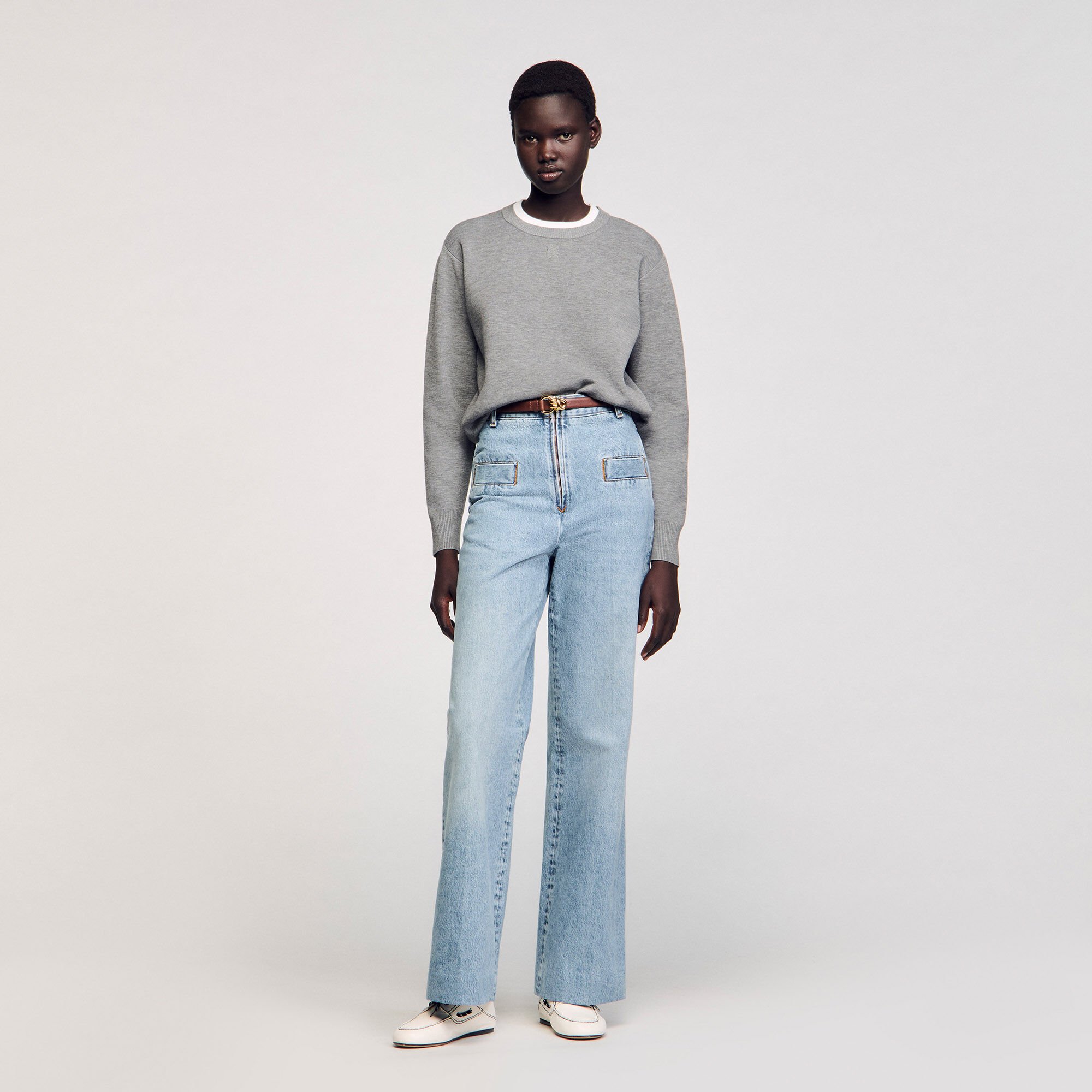 Pull en maille avec encolure brodée