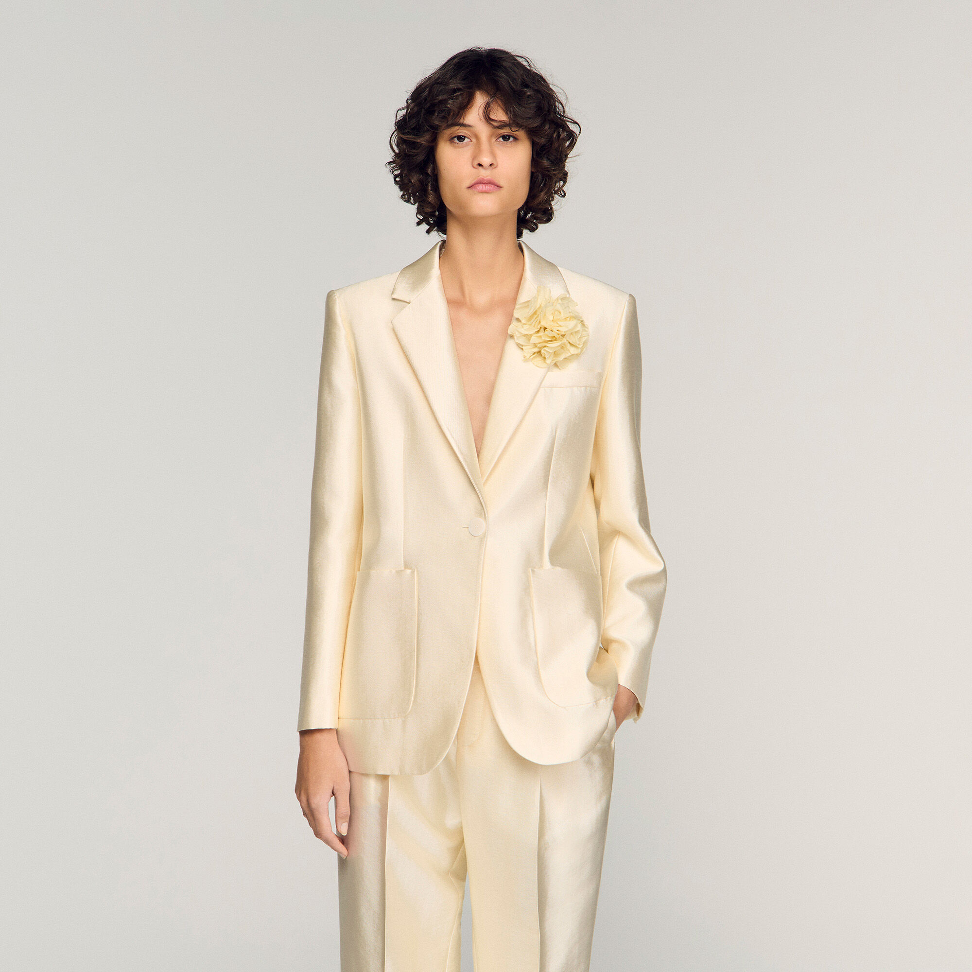 Veste satin&eacute;e &agrave; d&eacute;tail fleur