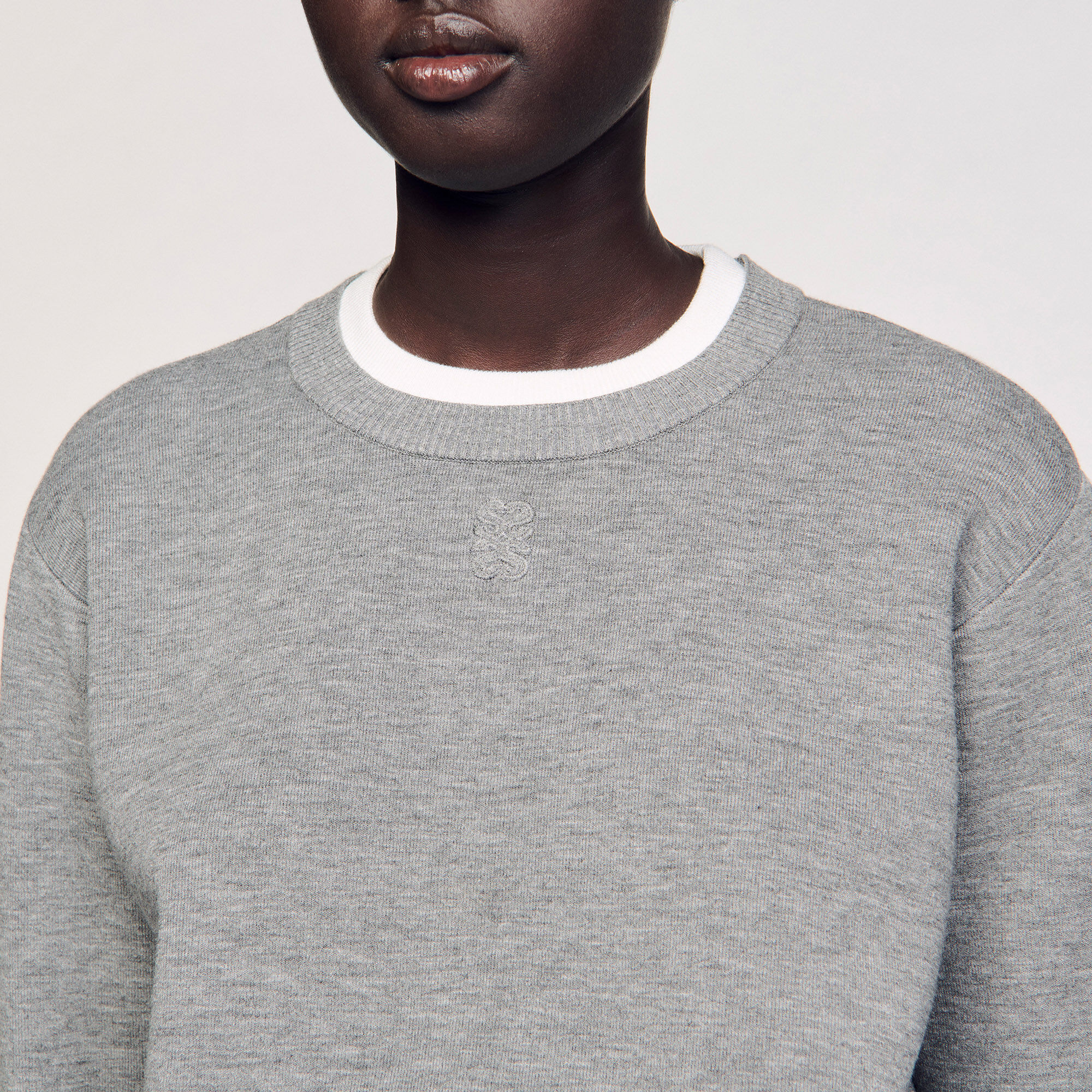 Pull en maille avec encolure brodée