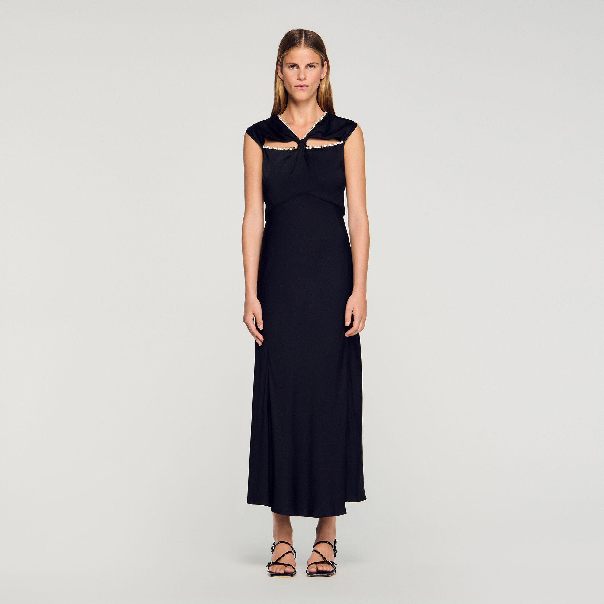 Robe longue satinée strassée