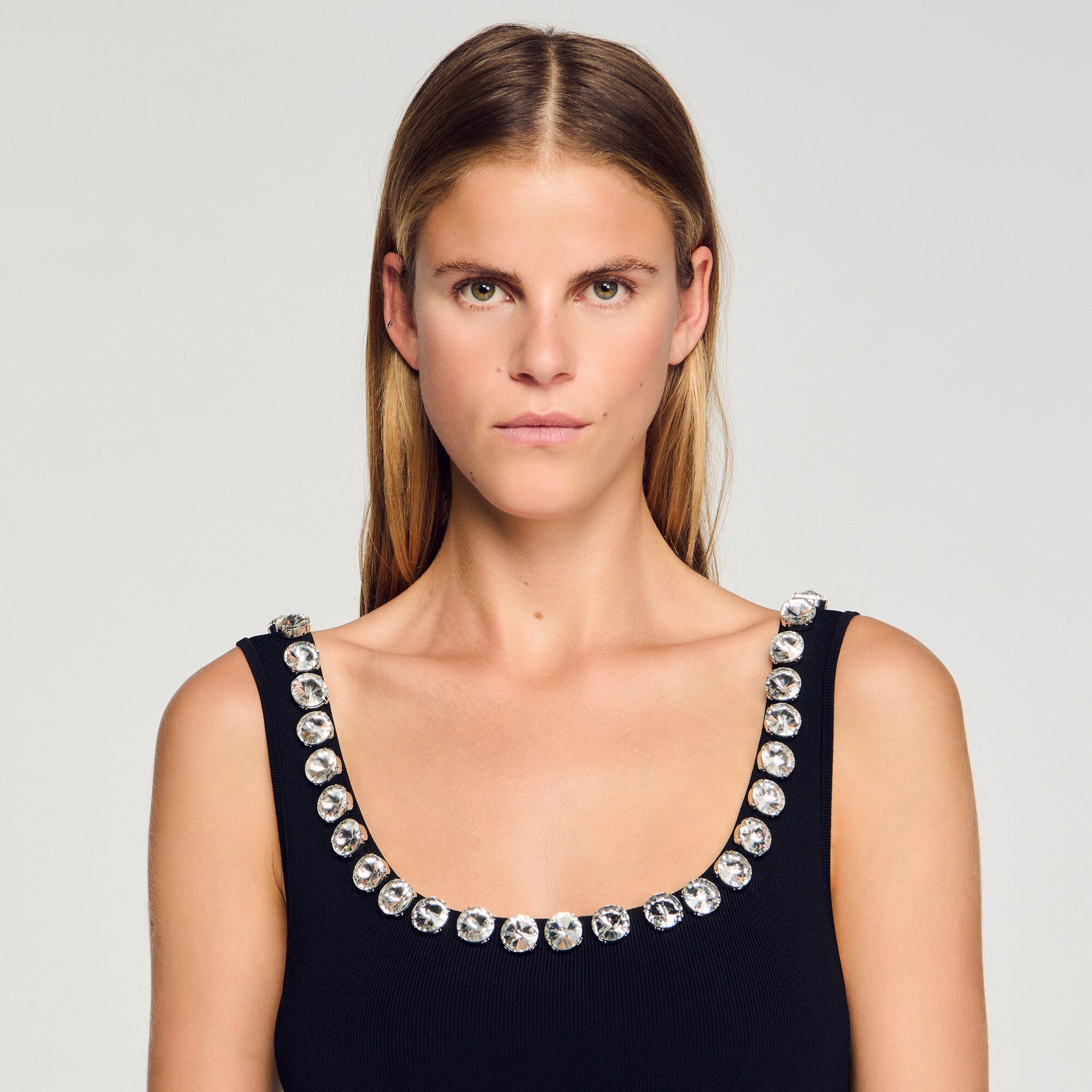 Robe courte à encolure strassée