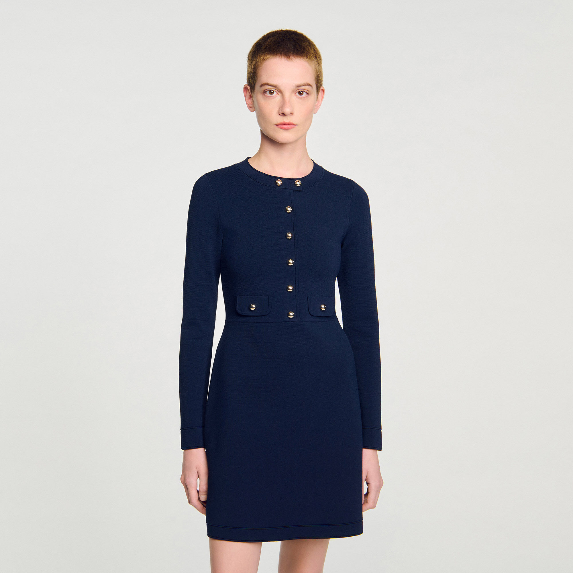 Robe courte en maille boutonnée