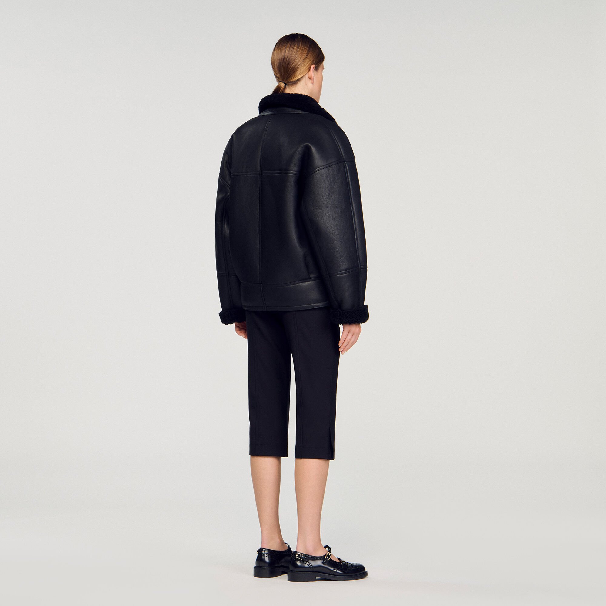 Manteau court en peau lainée