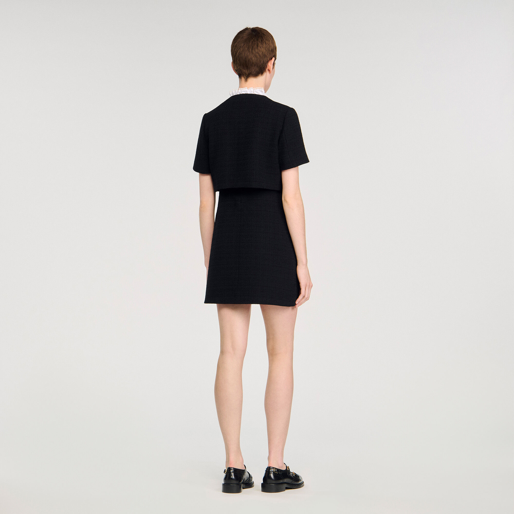Robe courte à col amovible